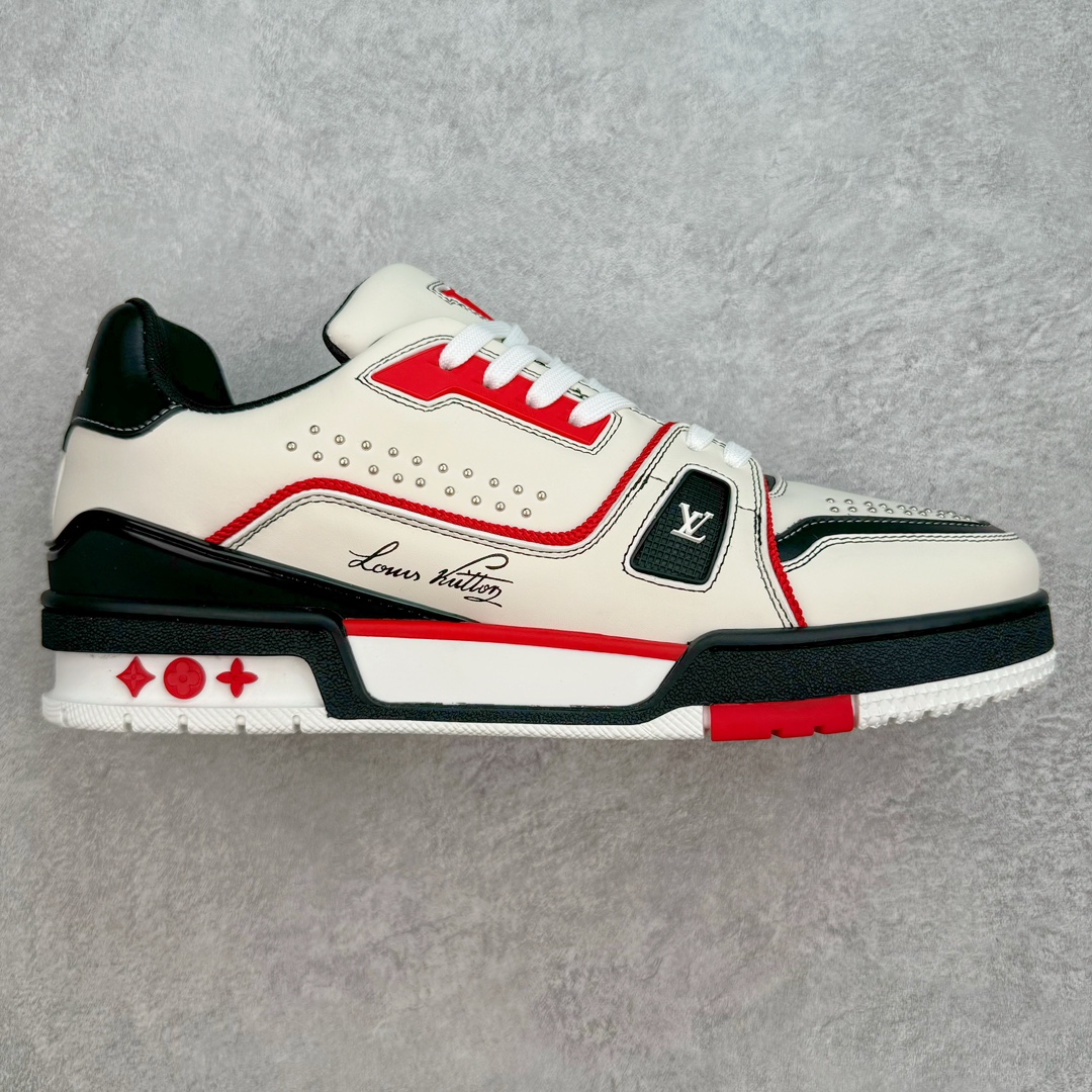 ＃ZS纯原 Louis Vuitton Trainer lv时装走秀运动鞋 做旧系列 市场所有版本中综合最强的货品 GD实力大厂出品 全网最全配色更新最快 最成熟的做工稳定的品控 完美鞋型超高的清洁度 零毛边线头瑕疵 全套原楦原纸版原鞋开模 全网最具灵魂的版型 正确原装黄色鞋盒 正确中底印花 鞋面印花3D高频深度立体 全鞋电脑针车 紧密相连 针距密度一致 环保乳胶注塑鞋垫 厚度脚感还原原版 皮面裁剪部位 统一油边封口工艺 原装橡胶大底含胶量大底组合零偏差 专柜全套包装 防尘袋 说明书 质保卡 男女鞋 尺码：35 36 37 38 39 40 41 42 43 44 45-选品中心