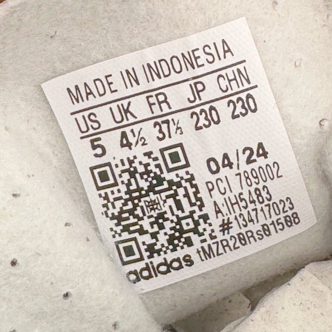 图片[12]-＃MF AD Original Gazelle Indoor Trainers 瞪羚室内鞋系列低帮复古百搭休闲运动德训风板鞋 IH5483 高端零售特供批次 原厂定制长毛翻毛皮组合环保纤维革鞋面材质 内置环保海玻璃鞋垫 外置RB橡胶大底 产品品控稳定性领先行业 原厂全套原楦原纸板冲刀磨具开发 原厂皮料加持 原厂港宝加持定型后跟R度完美 将复古进行到底 简约流畅 三十年不变经典 这款Gazelle运动鞋 无论面料、配色、质感或设计 都只在重现其1991年原款的经典 皮革鞋面 撞色三条纹和鞋跟标的设计 力求呈现90年代的经典复古风潮 Samba火热的同时 也带动了其它的复古鞋型 Gazelle便是其中一只 Gazelle Indoor拥有包边更宽的T字型鞋头 更好的保护运动员的前掌 浓浓的复古氛围感 非常适合现在流行的Cleanfit风格 尺码：35.5 36 36⅔ 37⅓ 38 38⅔ 39⅓ 40 40⅔ 41⅓ 42 42⅔ 43⅓ 44 44⅔ 45-选品中心