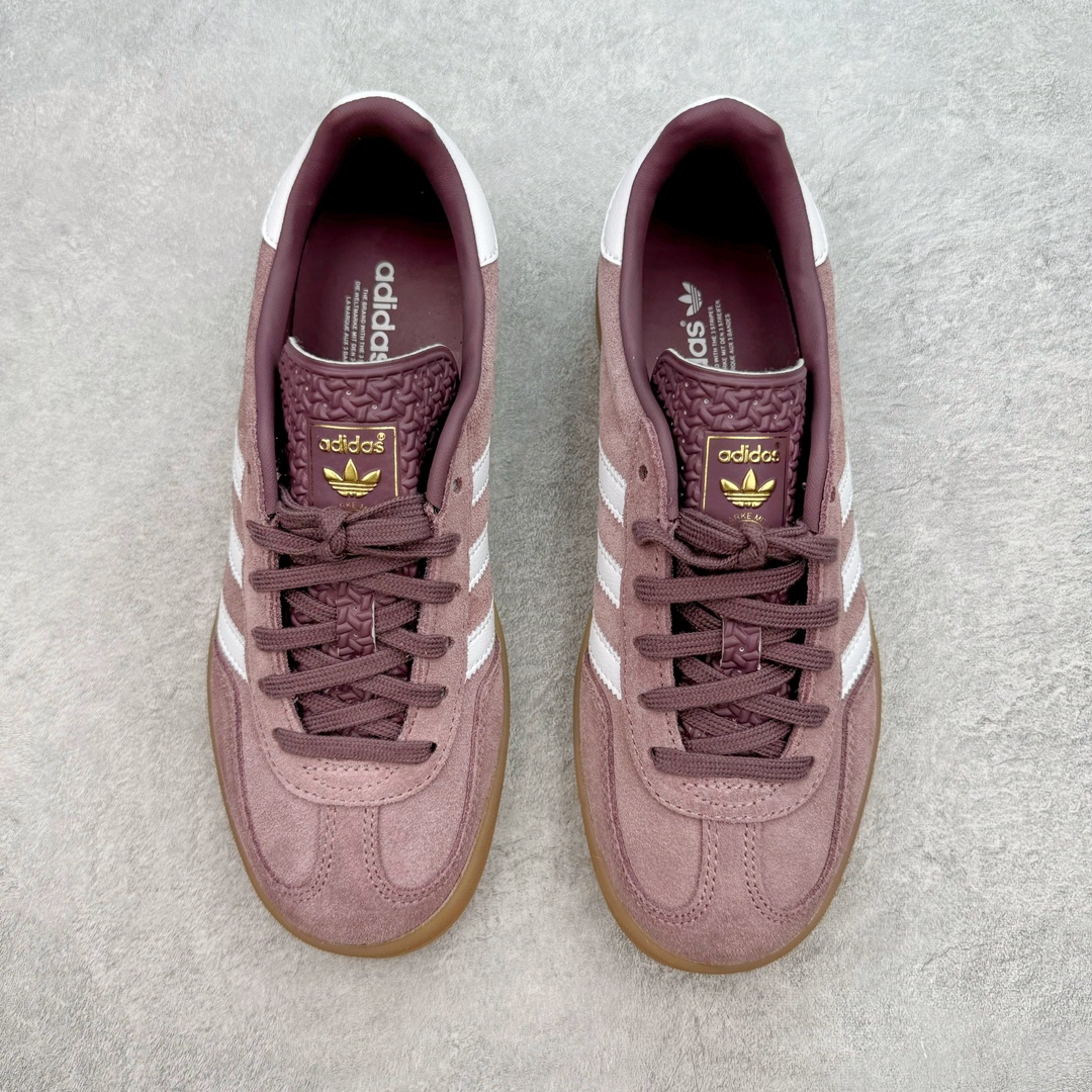 图片[2]-＃MF AD Original Gazelle Indoor Trainers 瞪羚室内鞋系列低帮复古百搭休闲运动德训风板鞋 IH5483 高端零售特供批次 原厂定制长毛翻毛皮组合环保纤维革鞋面材质 内置环保海玻璃鞋垫 外置RB橡胶大底 产品品控稳定性领先行业 原厂全套原楦原纸板冲刀磨具开发 原厂皮料加持 原厂港宝加持定型后跟R度完美 将复古进行到底 简约流畅 三十年不变经典 这款Gazelle运动鞋 无论面料、配色、质感或设计 都只在重现其1991年原款的经典 皮革鞋面 撞色三条纹和鞋跟标的设计 力求呈现90年代的经典复古风潮 Samba火热的同时 也带动了其它的复古鞋型 Gazelle便是其中一只 Gazelle Indoor拥有包边更宽的T字型鞋头 更好的保护运动员的前掌 浓浓的复古氛围感 非常适合现在流行的Cleanfit风格 尺码：35.5 36 36⅔ 37⅓ 38 38⅔ 39⅓ 40 40⅔ 41⅓ 42 42⅔ 43⅓ 44 44⅔ 45-选品中心