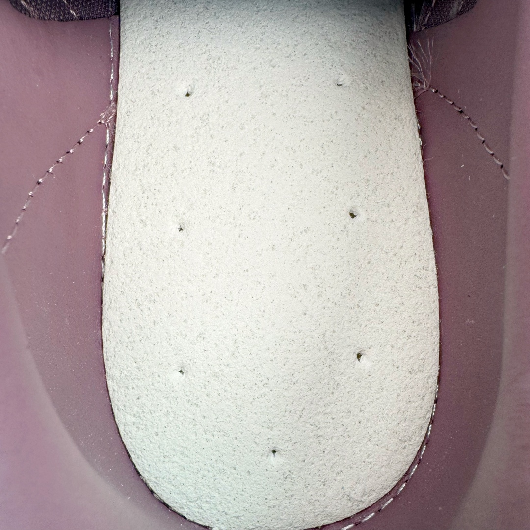 图片[11]-＃MF AD Original Gazelle Indoor Trainers 瞪羚室内鞋系列低帮复古百搭休闲运动德训风板鞋 IH5483 高端零售特供批次 原厂定制长毛翻毛皮组合环保纤维革鞋面材质 内置环保海玻璃鞋垫 外置RB橡胶大底 产品品控稳定性领先行业 原厂全套原楦原纸板冲刀磨具开发 原厂皮料加持 原厂港宝加持定型后跟R度完美 将复古进行到底 简约流畅 三十年不变经典 这款Gazelle运动鞋 无论面料、配色、质感或设计 都只在重现其1991年原款的经典 皮革鞋面 撞色三条纹和鞋跟标的设计 力求呈现90年代的经典复古风潮 Samba火热的同时 也带动了其它的复古鞋型 Gazelle便是其中一只 Gazelle Indoor拥有包边更宽的T字型鞋头 更好的保护运动员的前掌 浓浓的复古氛围感 非常适合现在流行的Cleanfit风格 尺码：35.5 36 36⅔ 37⅓ 38 38⅔ 39⅓ 40 40⅔ 41⅓ 42 42⅔ 43⅓ 44 44⅔ 45-选品中心