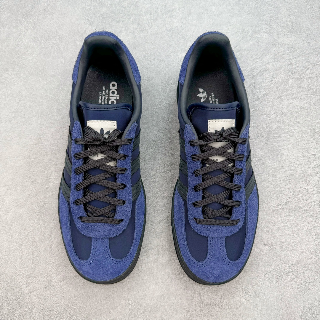 图片[2]-＃MF AD Original Gazelle Indoor Trainers 瞪羚室内鞋系列低帮复古百搭休闲运动德训风板鞋 IH9986 高端零售特供批次 原厂定制长毛翻毛皮组合环保纤维革鞋面材质 内置环保海玻璃鞋垫 外置RB橡胶大底 产品品控稳定性领先行业 原厂全套原楦原纸板冲刀磨具开发 原厂皮料加持 原厂港宝加持定型后跟R度完美 将复古进行到底 简约流畅 三十年不变经典 这款Gazelle运动鞋 无论面料、配色、质感或设计 都只在重现其1991年原款的经典 皮革鞋面 撞色三条纹和鞋跟标的设计 力求呈现90年代的经典复古风潮 Samba火热的同时 也带动了其它的复古鞋型 Gazelle便是其中一只 Gazelle Indoor拥有包边更宽的T字型鞋头 更好的保护运动员的前掌 浓浓的复古氛围感 非常适合现在流行的Cleanfit风格 尺码：35.5 36 36⅔ 37⅓ 38 38⅔ 39⅓ 40 40⅔ 41⅓ 42 42⅔ 43⅓ 44 44⅔ 45-选品中心