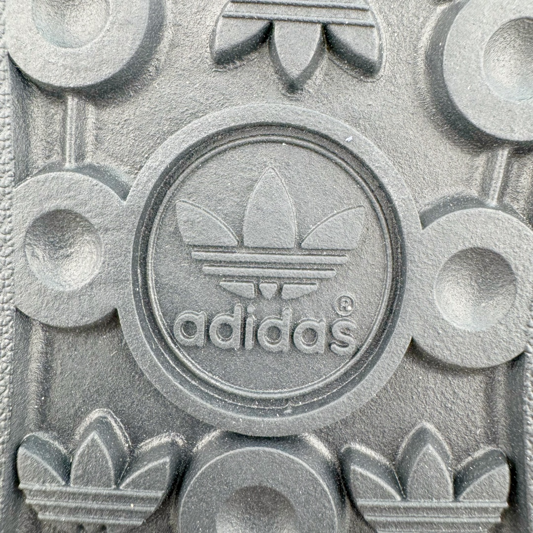 图片[17]-＃MF AD Original Gazelle Indoor Trainers 瞪羚室内鞋系列低帮复古百搭休闲运动德训风板鞋 IH9986 高端零售特供批次 原厂定制长毛翻毛皮组合环保纤维革鞋面材质 内置环保海玻璃鞋垫 外置RB橡胶大底 产品品控稳定性领先行业 原厂全套原楦原纸板冲刀磨具开发 原厂皮料加持 原厂港宝加持定型后跟R度完美 将复古进行到底 简约流畅 三十年不变经典 这款Gazelle运动鞋 无论面料、配色、质感或设计 都只在重现其1991年原款的经典 皮革鞋面 撞色三条纹和鞋跟标的设计 力求呈现90年代的经典复古风潮 Samba火热的同时 也带动了其它的复古鞋型 Gazelle便是其中一只 Gazelle Indoor拥有包边更宽的T字型鞋头 更好的保护运动员的前掌 浓浓的复古氛围感 非常适合现在流行的Cleanfit风格 尺码：35.5 36 36⅔ 37⅓ 38 38⅔ 39⅓ 40 40⅔ 41⅓ 42 42⅔ 43⅓ 44 44⅔ 45-选品中心