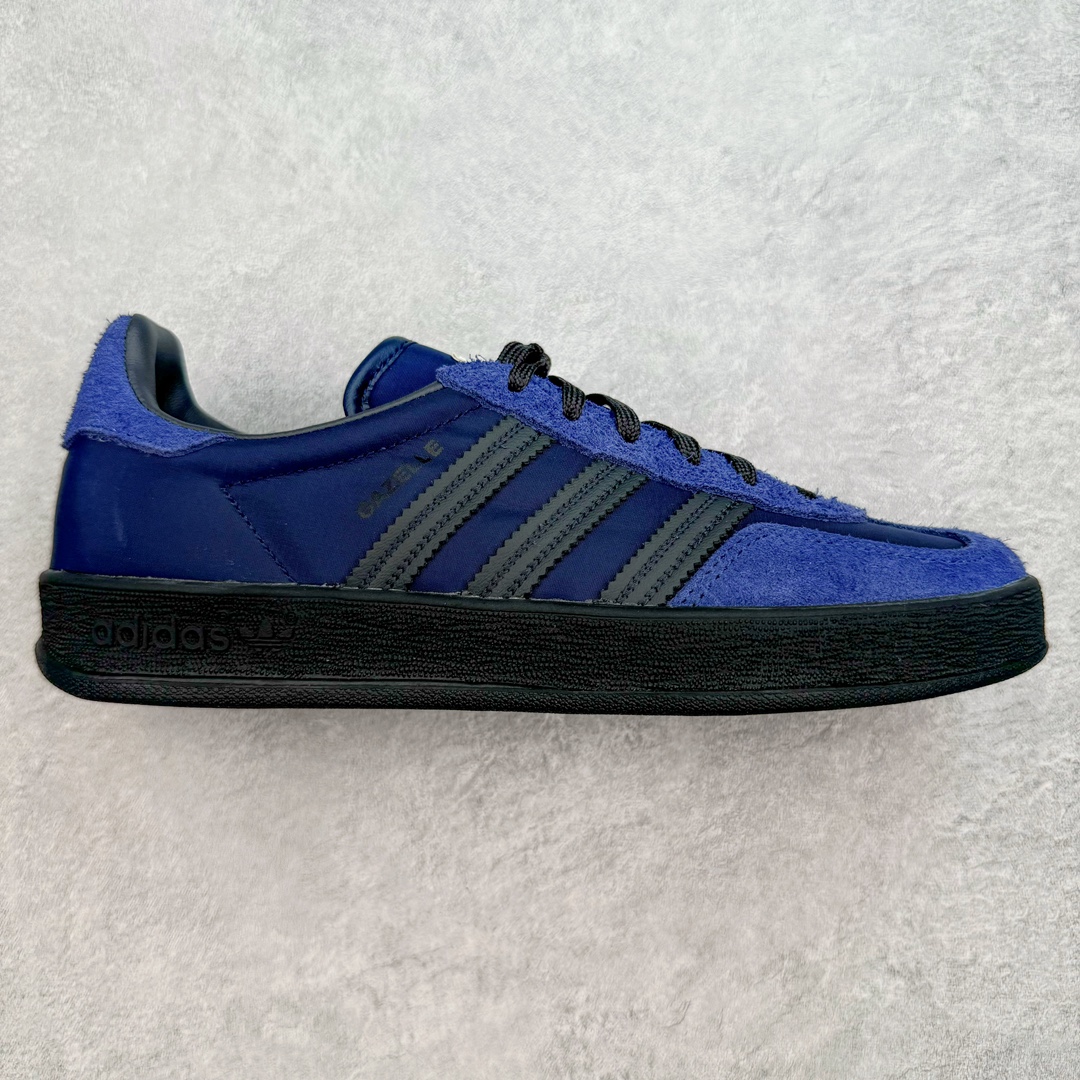 ＃MF AD Original Gazelle Indoor Trainers 瞪羚室内鞋系列低帮复古百搭休闲运动德训风板鞋 IH9986 高端零售特供批次 原厂定制长毛翻毛皮组合环保纤维革鞋面材质 内置环保海玻璃鞋垫 外置RB橡胶大底 产品品控稳定性领先行业 原厂全套原楦原纸板冲刀磨具开发 原厂皮料加持 原厂港宝加持定型后跟R度完美 将复古进行到底 简约流畅 三十年不变经典 这款Gazelle运动鞋 无论面料、配色、质感或设计 都只在重现其1991年原款的经典 皮革鞋面 撞色三条纹和鞋跟标的设计 力求呈现90年代的经典复古风潮 Samba火热的同时 也带动了其它的复古鞋型 Gazelle便是其中一只 Gazelle Indoor拥有包边更宽的T字型鞋头 更好的保护运动员的前掌 浓浓的复古氛围感 非常适合现在流行的Cleanfit风格 尺码：35.5 36 36⅔ 37⅓ 38 38⅔ 39⅓ 40 40⅔ 41⅓ 42 42⅔ 43⅓ 44 44⅔ 45-选品中心