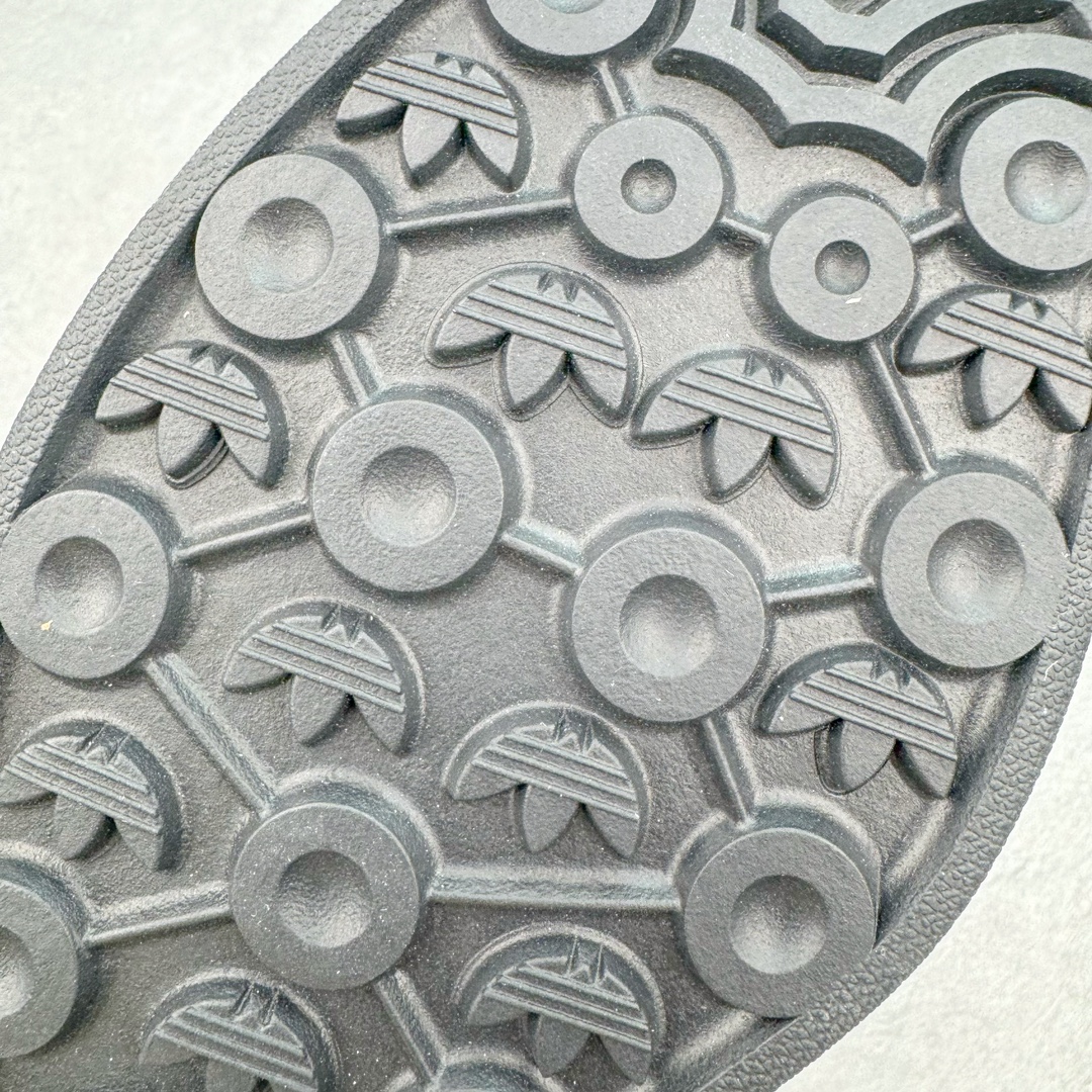 图片[16]-＃MF AD Original Gazelle Indoor Trainers 瞪羚室内鞋系列低帮复古百搭休闲运动德训风板鞋 IH9986 高端零售特供批次 原厂定制长毛翻毛皮组合环保纤维革鞋面材质 内置环保海玻璃鞋垫 外置RB橡胶大底 产品品控稳定性领先行业 原厂全套原楦原纸板冲刀磨具开发 原厂皮料加持 原厂港宝加持定型后跟R度完美 将复古进行到底 简约流畅 三十年不变经典 这款Gazelle运动鞋 无论面料、配色、质感或设计 都只在重现其1991年原款的经典 皮革鞋面 撞色三条纹和鞋跟标的设计 力求呈现90年代的经典复古风潮 Samba火热的同时 也带动了其它的复古鞋型 Gazelle便是其中一只 Gazelle Indoor拥有包边更宽的T字型鞋头 更好的保护运动员的前掌 浓浓的复古氛围感 非常适合现在流行的Cleanfit风格 尺码：35.5 36 36⅔ 37⅓ 38 38⅔ 39⅓ 40 40⅔ 41⅓ 42 42⅔ 43⅓ 44 44⅔ 45-选品中心