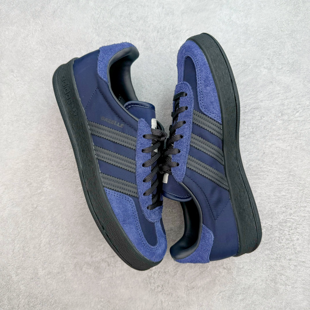 图片[3]-＃MF AD Original Gazelle Indoor Trainers 瞪羚室内鞋系列低帮复古百搭休闲运动德训风板鞋 IH9986 高端零售特供批次 原厂定制长毛翻毛皮组合环保纤维革鞋面材质 内置环保海玻璃鞋垫 外置RB橡胶大底 产品品控稳定性领先行业 原厂全套原楦原纸板冲刀磨具开发 原厂皮料加持 原厂港宝加持定型后跟R度完美 将复古进行到底 简约流畅 三十年不变经典 这款Gazelle运动鞋 无论面料、配色、质感或设计 都只在重现其1991年原款的经典 皮革鞋面 撞色三条纹和鞋跟标的设计 力求呈现90年代的经典复古风潮 Samba火热的同时 也带动了其它的复古鞋型 Gazelle便是其中一只 Gazelle Indoor拥有包边更宽的T字型鞋头 更好的保护运动员的前掌 浓浓的复古氛围感 非常适合现在流行的Cleanfit风格 尺码：35.5 36 36⅔ 37⅓ 38 38⅔ 39⅓ 40 40⅔ 41⅓ 42 42⅔ 43⅓ 44 44⅔ 45-选品中心