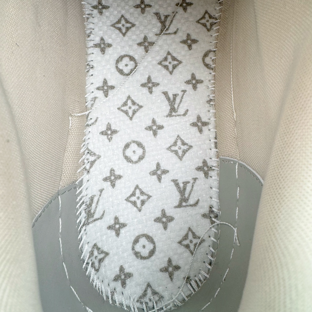 图片[11]-＃GD广顶 Louis Vuitton Trainer lv路易威登时装走秀运动时尚板鞋 外贸零售特供批次 2023全新纸板数据 印花高频效果碾压市面 市售天花板产物 耗时半年巨作 全套原厂新版原纸板楦头开发 原厂特供皮料加持 市场所有版本中综合最强的货品 GD实力大厂出品 全网最全配色更新最快 最成熟的做工稳定的品控 完美鞋型超高的清洁度 零毛边线头瑕疵 全套原楦原纸版原鞋开模 全网最具灵魂的版型 正确原装黄色鞋盒 正确中底印花 鞋面印花3D高频深度立体 全鞋电脑针车 紧密相连 针距密度一致 环保乳胶注塑鞋垫 厚度脚感还原原版 皮面裁剪部位 统一油边封口工艺 原装橡胶大底含胶量大底组合零偏差 专柜全套包装 防尘袋 说明书 质保卡 男女鞋 尺码：35 36 37 38 39 40 41 42 43 44 45-选品中心