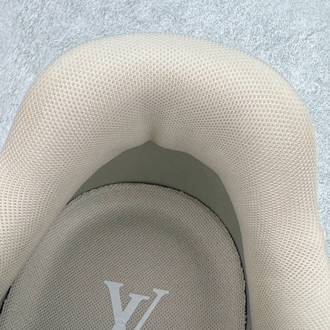 图片[18]-＃GD广顶 Louis Vuitton Trainer lv路易威登时装走秀运动时尚板鞋 外贸零售特供批次 2023全新纸板数据 印花高频效果碾压市面 市售天花板产物 耗时半年巨作 全套原厂新版原纸板楦头开发 原厂特供皮料加持 市场所有版本中综合最强的货品 GD实力大厂出品 全网最全配色更新最快 最成熟的做工稳定的品控 完美鞋型超高的清洁度 零毛边线头瑕疵 全套原楦原纸版原鞋开模 全网最具灵魂的版型 正确原装黄色鞋盒 正确中底印花 鞋面印花3D高频深度立体 全鞋电脑针车 紧密相连 针距密度一致 环保乳胶注塑鞋垫 厚度脚感还原原版 皮面裁剪部位 统一油边封口工艺 原装橡胶大底含胶量大底组合零偏差 专柜全套包装 防尘袋 说明书 质保卡 男女鞋 尺码：35 36 37 38 39 40 41 42 43 44 45-选品中心