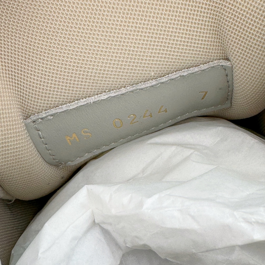 图片[12]-＃GD广顶 Louis Vuitton Trainer lv路易威登时装走秀运动时尚板鞋 外贸零售特供批次 2023全新纸板数据 印花高频效果碾压市面 市售天花板产物 耗时半年巨作 全套原厂新版原纸板楦头开发 原厂特供皮料加持 市场所有版本中综合最强的货品 GD实力大厂出品 全网最全配色更新最快 最成熟的做工稳定的品控 完美鞋型超高的清洁度 零毛边线头瑕疵 全套原楦原纸版原鞋开模 全网最具灵魂的版型 正确原装黄色鞋盒 正确中底印花 鞋面印花3D高频深度立体 全鞋电脑针车 紧密相连 针距密度一致 环保乳胶注塑鞋垫 厚度脚感还原原版 皮面裁剪部位 统一油边封口工艺 原装橡胶大底含胶量大底组合零偏差 专柜全套包装 防尘袋 说明书 质保卡 男女鞋 尺码：35 36 37 38 39 40 41 42 43 44 45-选品中心