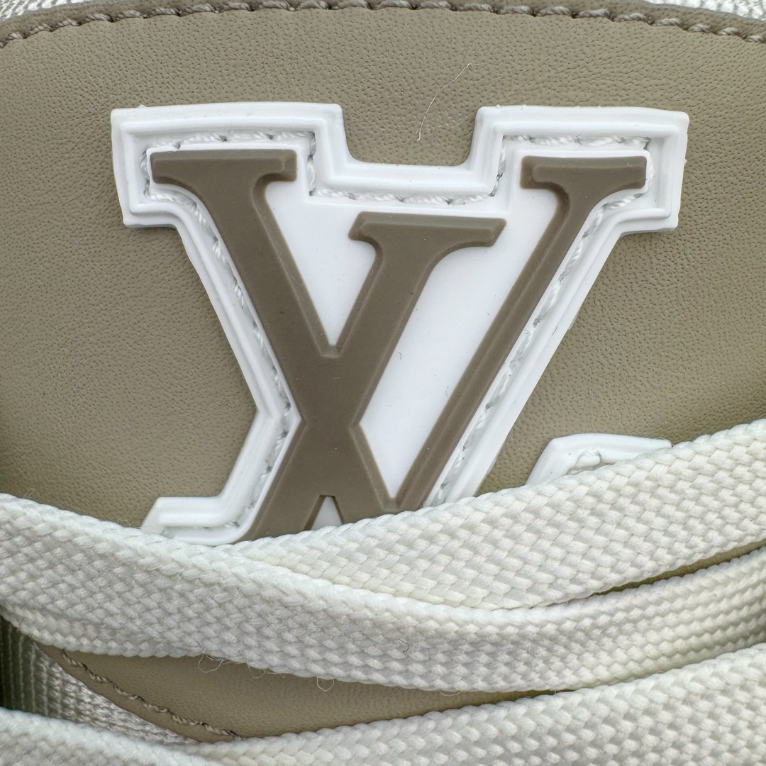 图片[19]-＃GD广顶 Louis Vuitton Trainer lv路易威登时装走秀运动时尚板鞋 外贸零售特供批次 2023全新纸板数据 印花高频效果碾压市面 市售天花板产物 耗时半年巨作 全套原厂新版原纸板楦头开发 原厂特供皮料加持 市场所有版本中综合最强的货品 GD实力大厂出品 全网最全配色更新最快 最成熟的做工稳定的品控 完美鞋型超高的清洁度 零毛边线头瑕疵 全套原楦原纸版原鞋开模 全网最具灵魂的版型 正确原装黄色鞋盒 正确中底印花 鞋面印花3D高频深度立体 全鞋电脑针车 紧密相连 针距密度一致 环保乳胶注塑鞋垫 厚度脚感还原原版 皮面裁剪部位 统一油边封口工艺 原装橡胶大底含胶量大底组合零偏差 专柜全套包装 防尘袋 说明书 质保卡 男女鞋 尺码：35 36 37 38 39 40 41 42 43 44 45-选品中心