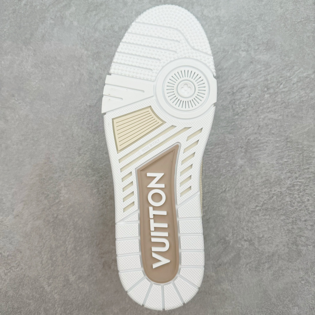 图片[9]-＃GD广顶 Louis Vuitton Trainer lv路易威登时装走秀运动时尚板鞋 外贸零售特供批次 2023全新纸板数据 印花高频效果碾压市面 市售天花板产物 耗时半年巨作 全套原厂新版原纸板楦头开发 原厂特供皮料加持 市场所有版本中综合最强的货品 GD实力大厂出品 全网最全配色更新最快 最成熟的做工稳定的品控 完美鞋型超高的清洁度 零毛边线头瑕疵 全套原楦原纸版原鞋开模 全网最具灵魂的版型 正确原装黄色鞋盒 正确中底印花 鞋面印花3D高频深度立体 全鞋电脑针车 紧密相连 针距密度一致 环保乳胶注塑鞋垫 厚度脚感还原原版 皮面裁剪部位 统一油边封口工艺 原装橡胶大底含胶量大底组合零偏差 专柜全套包装 防尘袋 说明书 质保卡 男女鞋 尺码：35 36 37 38 39 40 41 42 43 44 45-选品中心