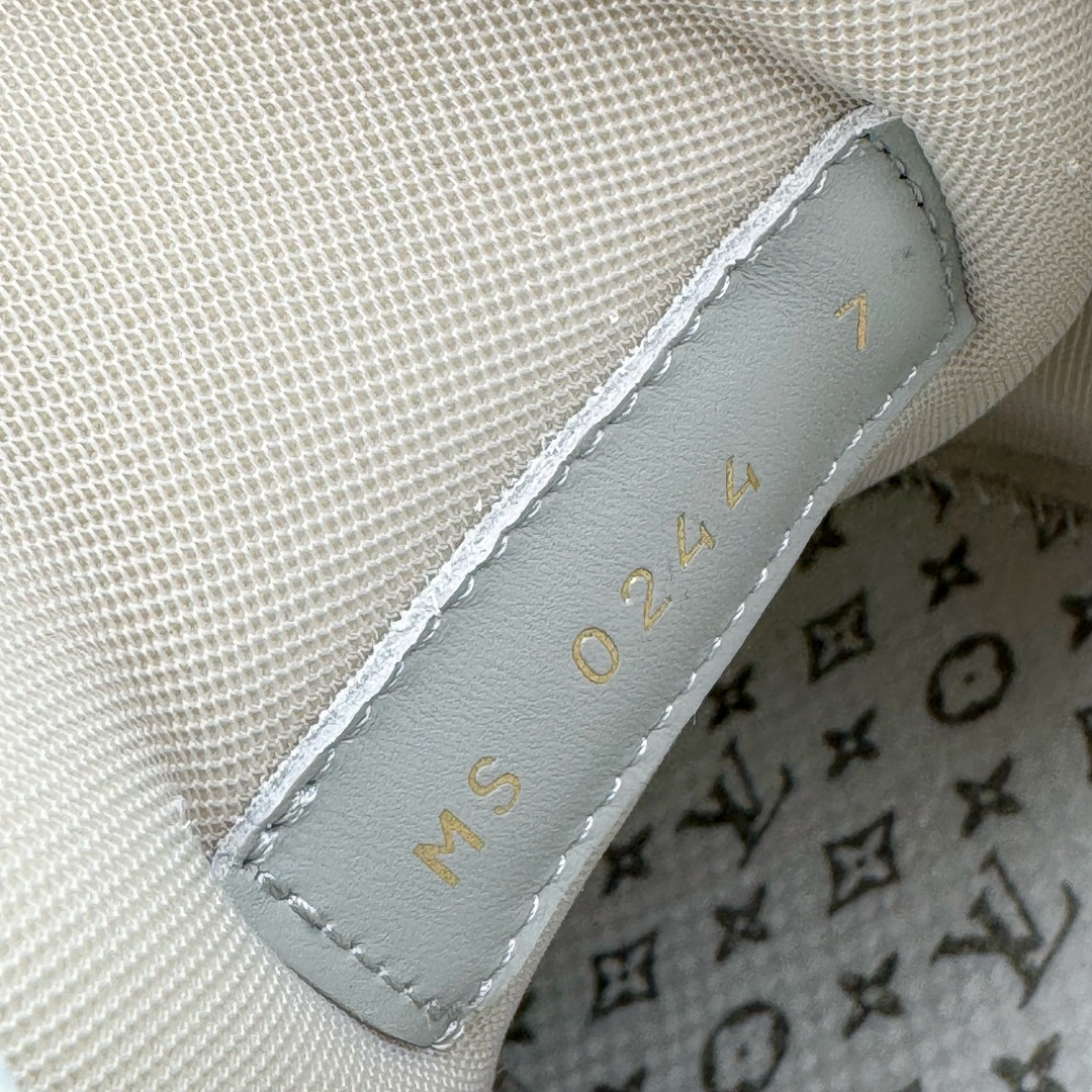 图片[10]-＃GD广顶 Louis Vuitton Trainer lv路易威登时装走秀运动时尚板鞋 外贸零售特供批次 2023全新纸板数据 印花高频效果碾压市面 市售天花板产物 耗时半年巨作 全套原厂新版原纸板楦头开发 原厂特供皮料加持 市场所有版本中综合最强的货品 GD实力大厂出品 全网最全配色更新最快 最成熟的做工稳定的品控 完美鞋型超高的清洁度 零毛边线头瑕疵 全套原楦原纸版原鞋开模 全网最具灵魂的版型 正确原装黄色鞋盒 正确中底印花 鞋面印花3D高频深度立体 全鞋电脑针车 紧密相连 针距密度一致 环保乳胶注塑鞋垫 厚度脚感还原原版 皮面裁剪部位 统一油边封口工艺 原装橡胶大底含胶量大底组合零偏差 专柜全套包装 防尘袋 说明书 质保卡 男女鞋 尺码：35 36 37 38 39 40 41 42 43 44 45-选品中心