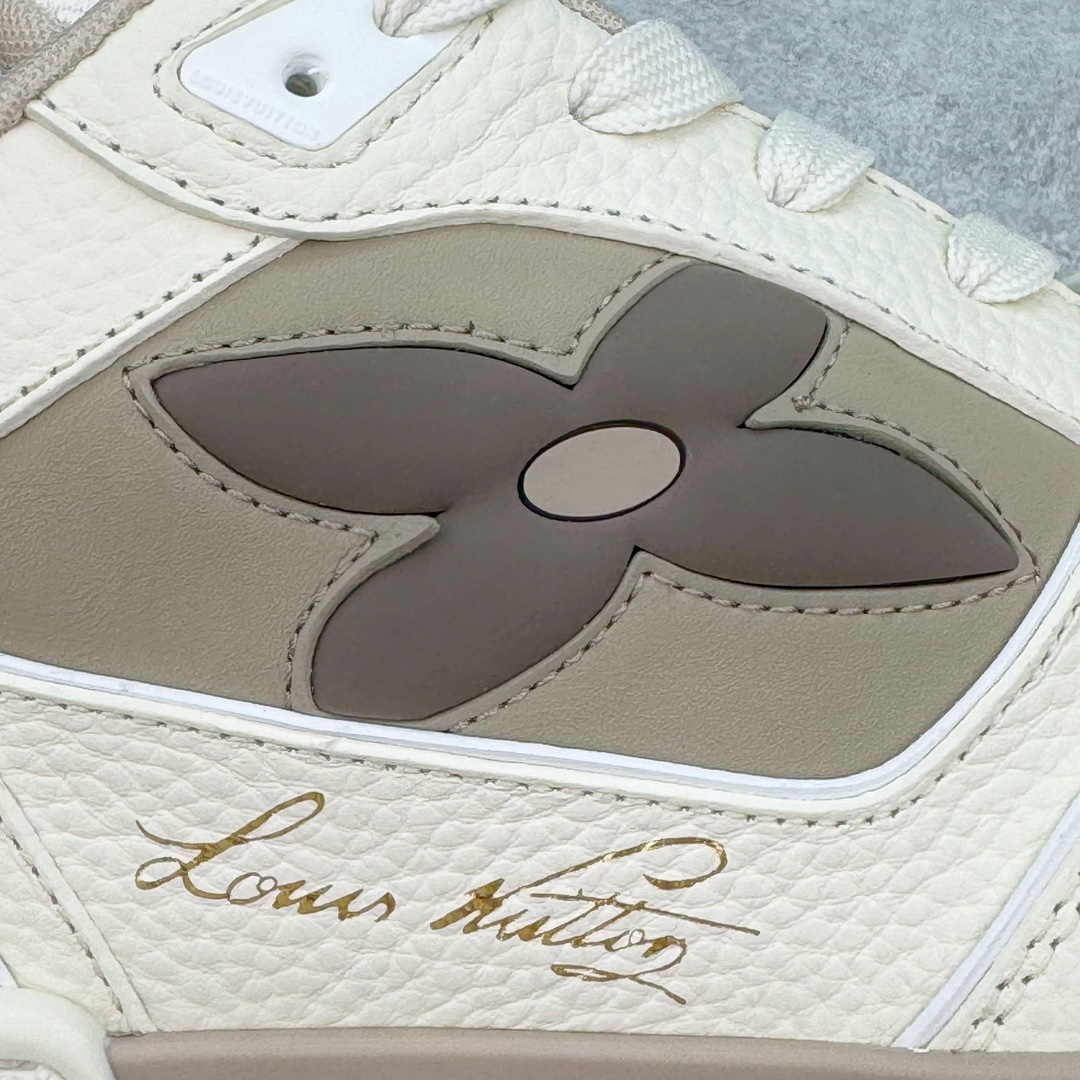 图片[17]-＃GD广顶 Louis Vuitton Trainer lv路易威登时装走秀运动时尚板鞋 外贸零售特供批次 2023全新纸板数据 印花高频效果碾压市面 市售天花板产物 耗时半年巨作 全套原厂新版原纸板楦头开发 原厂特供皮料加持 市场所有版本中综合最强的货品 GD实力大厂出品 全网最全配色更新最快 最成熟的做工稳定的品控 完美鞋型超高的清洁度 零毛边线头瑕疵 全套原楦原纸版原鞋开模 全网最具灵魂的版型 正确原装黄色鞋盒 正确中底印花 鞋面印花3D高频深度立体 全鞋电脑针车 紧密相连 针距密度一致 环保乳胶注塑鞋垫 厚度脚感还原原版 皮面裁剪部位 统一油边封口工艺 原装橡胶大底含胶量大底组合零偏差 专柜全套包装 防尘袋 说明书 质保卡 男女鞋 尺码：35 36 37 38 39 40 41 42 43 44 45-选品中心