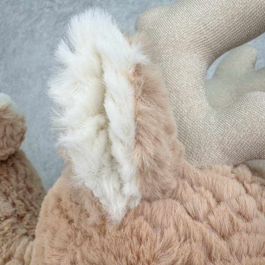 图片[7]-＃原单 Jellycat 玩偶 毛绒公仔 米兹驯鹿 36CM 科普：Jellycat是一个英国玩具品牌，创立于1999年，由William和Thomas兄弟二人在伦敦创立。该品牌专注于设计玩偶玩具，并全情投入于最有趣、环保和独特的软玩具领域。Jellycat的产品设计丰富且有创意，其毛绒玩具以可爱的动物形象为主打，深受全球儿童的喜爱。品牌的产品线包括各种动物系列、海洋系列、蔬果美食系列、植物系列等，每个系列都有其独特的设计和故事。Jellycat的产品设计理念是打破传统动物毛绒像动物标本一样的形象，通过改变形状、手感、颜色、大小和材料，用成千上万种方式制作一只动物毛绒。品牌的设计师来自世界各地，他们的创意让产品更具多元性，同时也让品牌能够从世界各地的文化中获得设计灵感。近年来，Jellycat品牌方开始跨界合作，与野兽派、华尔道夫酒店等品牌合作推出联名产品，进一步扩大了品牌的影响力。在社交媒体上，Jellycat也日益活跃，通过小红书、Instagram、抖音和TikTok等平台与消费者互动，分享品牌故事和产品信息。Jellycat的产品价格在99元到1699元不等，绝版产品的价格在二手平台上甚至会翻几倍。尽管有消费者认为它高价低质，价格贵、品控不严格等问题频频引来吐槽，但仍有大量粉丝愿意为“治愈”买单，因为这些毛绒玩具成为他们精神上的陪伴。原装100% polyester进口聚酯纤维面料 原厂7D棉 原单环保颗粒 双吊牌加三重水洗标 原配防尘袋 吊打市面通货 注意即使同一家厂 不同的批次面料缸差是一定都有的 官网不同批次都有 经过欧盟CE安全认证 此标准0-100岁的小朋友都适用 这个缸差和造型其实经常入手玩偶的都知道 手工制品 世上每一只jell 都是独一无二的 轻微线头 轻微不对称都是很正常的 无法避免 官网都是一样 底部走线 颗粒填充物 刺绣 走线 肉眼可见的精致 原色未染色面料纱线 超级有质感-选品中心