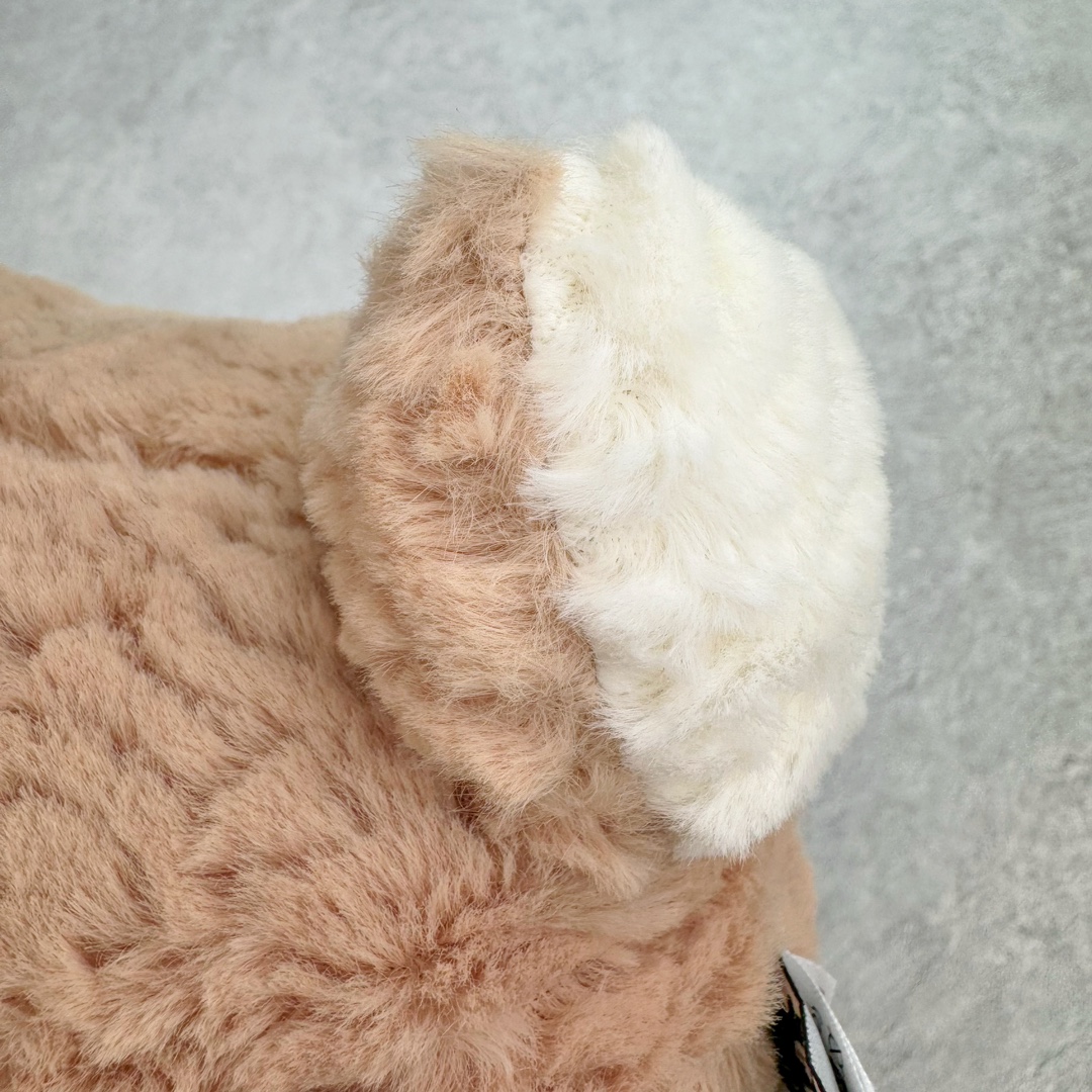 图片[11]-＃原单 Jellycat 玩偶 毛绒公仔 米兹驯鹿 36CM 科普：Jellycat是一个英国玩具品牌，创立于1999年，由William和Thomas兄弟二人在伦敦创立。该品牌专注于设计玩偶玩具，并全情投入于最有趣、环保和独特的软玩具领域。Jellycat的产品设计丰富且有创意，其毛绒玩具以可爱的动物形象为主打，深受全球儿童的喜爱。品牌的产品线包括各种动物系列、海洋系列、蔬果美食系列、植物系列等，每个系列都有其独特的设计和故事。Jellycat的产品设计理念是打破传统动物毛绒像动物标本一样的形象，通过改变形状、手感、颜色、大小和材料，用成千上万种方式制作一只动物毛绒。品牌的设计师来自世界各地，他们的创意让产品更具多元性，同时也让品牌能够从世界各地的文化中获得设计灵感。近年来，Jellycat品牌方开始跨界合作，与野兽派、华尔道夫酒店等品牌合作推出联名产品，进一步扩大了品牌的影响力。在社交媒体上，Jellycat也日益活跃，通过小红书、Instagram、抖音和TikTok等平台与消费者互动，分享品牌故事和产品信息。Jellycat的产品价格在99元到1699元不等，绝版产品的价格在二手平台上甚至会翻几倍。尽管有消费者认为它高价低质，价格贵、品控不严格等问题频频引来吐槽，但仍有大量粉丝愿意为“治愈”买单，因为这些毛绒玩具成为他们精神上的陪伴。原装100% polyester进口聚酯纤维面料 原厂7D棉 原单环保颗粒 双吊牌加三重水洗标 原配防尘袋 吊打市面通货 注意即使同一家厂 不同的批次面料缸差是一定都有的 官网不同批次都有 经过欧盟CE安全认证 此标准0-100岁的小朋友都适用 这个缸差和造型其实经常入手玩偶的都知道 手工制品 世上每一只jell 都是独一无二的 轻微线头 轻微不对称都是很正常的 无法避免 官网都是一样 底部走线 颗粒填充物 刺绣 走线 肉眼可见的精致 原色未染色面料纱线 超级有质感-选品中心