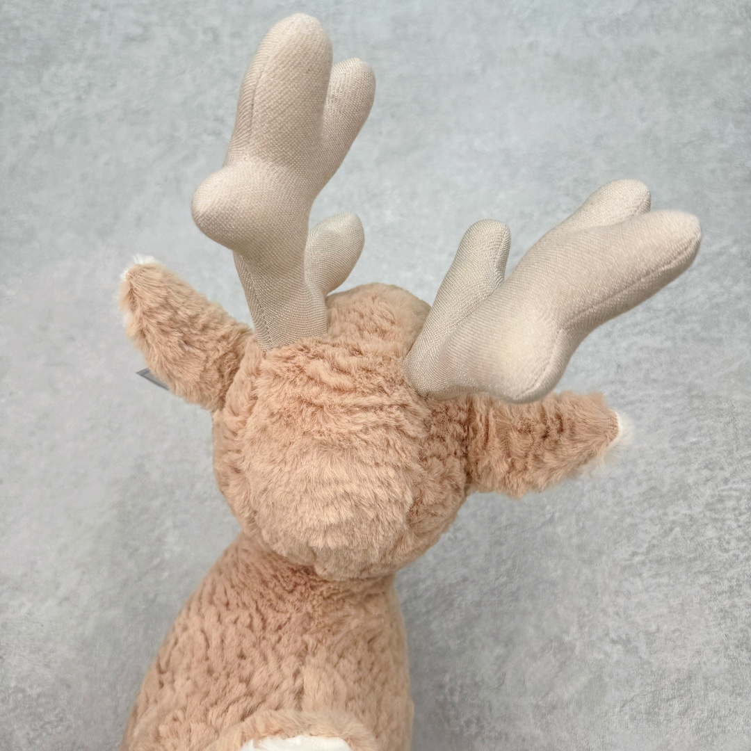 图片[4]-＃原单 Jellycat 玩偶 毛绒公仔 米兹驯鹿 36CM 科普：Jellycat是一个英国玩具品牌，创立于1999年，由William和Thomas兄弟二人在伦敦创立。该品牌专注于设计玩偶玩具，并全情投入于最有趣、环保和独特的软玩具领域。Jellycat的产品设计丰富且有创意，其毛绒玩具以可爱的动物形象为主打，深受全球儿童的喜爱。品牌的产品线包括各种动物系列、海洋系列、蔬果美食系列、植物系列等，每个系列都有其独特的设计和故事。Jellycat的产品设计理念是打破传统动物毛绒像动物标本一样的形象，通过改变形状、手感、颜色、大小和材料，用成千上万种方式制作一只动物毛绒。品牌的设计师来自世界各地，他们的创意让产品更具多元性，同时也让品牌能够从世界各地的文化中获得设计灵感。近年来，Jellycat品牌方开始跨界合作，与野兽派、华尔道夫酒店等品牌合作推出联名产品，进一步扩大了品牌的影响力。在社交媒体上，Jellycat也日益活跃，通过小红书、Instagram、抖音和TikTok等平台与消费者互动，分享品牌故事和产品信息。Jellycat的产品价格在99元到1699元不等，绝版产品的价格在二手平台上甚至会翻几倍。尽管有消费者认为它高价低质，价格贵、品控不严格等问题频频引来吐槽，但仍有大量粉丝愿意为“治愈”买单，因为这些毛绒玩具成为他们精神上的陪伴。原装100% polyester进口聚酯纤维面料 原厂7D棉 原单环保颗粒 双吊牌加三重水洗标 原配防尘袋 吊打市面通货 注意即使同一家厂 不同的批次面料缸差是一定都有的 官网不同批次都有 经过欧盟CE安全认证 此标准0-100岁的小朋友都适用 这个缸差和造型其实经常入手玩偶的都知道 手工制品 世上每一只jell 都是独一无二的 轻微线头 轻微不对称都是很正常的 无法避免 官网都是一样 底部走线 颗粒填充物 刺绣 走线 肉眼可见的精致 原色未染色面料纱线 超级有质感-选品中心