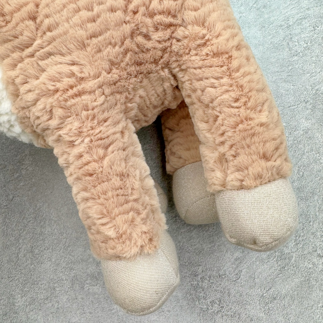 图片[8]-＃原单 Jellycat 玩偶 毛绒公仔 米兹驯鹿 36CM 科普：Jellycat是一个英国玩具品牌，创立于1999年，由William和Thomas兄弟二人在伦敦创立。该品牌专注于设计玩偶玩具，并全情投入于最有趣、环保和独特的软玩具领域。Jellycat的产品设计丰富且有创意，其毛绒玩具以可爱的动物形象为主打，深受全球儿童的喜爱。品牌的产品线包括各种动物系列、海洋系列、蔬果美食系列、植物系列等，每个系列都有其独特的设计和故事。Jellycat的产品设计理念是打破传统动物毛绒像动物标本一样的形象，通过改变形状、手感、颜色、大小和材料，用成千上万种方式制作一只动物毛绒。品牌的设计师来自世界各地，他们的创意让产品更具多元性，同时也让品牌能够从世界各地的文化中获得设计灵感。近年来，Jellycat品牌方开始跨界合作，与野兽派、华尔道夫酒店等品牌合作推出联名产品，进一步扩大了品牌的影响力。在社交媒体上，Jellycat也日益活跃，通过小红书、Instagram、抖音和TikTok等平台与消费者互动，分享品牌故事和产品信息。Jellycat的产品价格在99元到1699元不等，绝版产品的价格在二手平台上甚至会翻几倍。尽管有消费者认为它高价低质，价格贵、品控不严格等问题频频引来吐槽，但仍有大量粉丝愿意为“治愈”买单，因为这些毛绒玩具成为他们精神上的陪伴。原装100% polyester进口聚酯纤维面料 原厂7D棉 原单环保颗粒 双吊牌加三重水洗标 原配防尘袋 吊打市面通货 注意即使同一家厂 不同的批次面料缸差是一定都有的 官网不同批次都有 经过欧盟CE安全认证 此标准0-100岁的小朋友都适用 这个缸差和造型其实经常入手玩偶的都知道 手工制品 世上每一只jell 都是独一无二的 轻微线头 轻微不对称都是很正常的 无法避免 官网都是一样 底部走线 颗粒填充物 刺绣 走线 肉眼可见的精致 原色未染色面料纱线 超级有质感-选品中心
