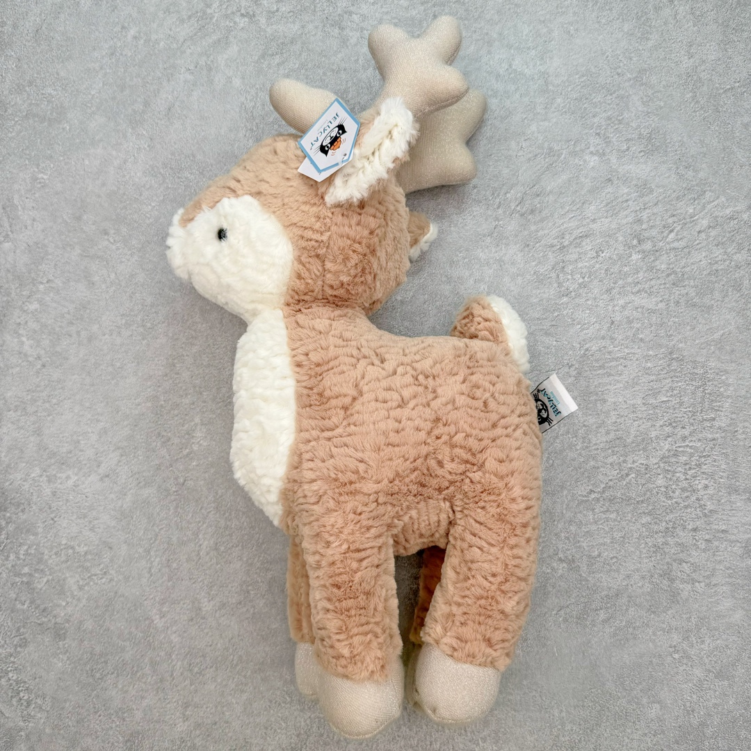 图片[2]-＃原单 Jellycat 玩偶 毛绒公仔 米兹驯鹿 36CM 科普：Jellycat是一个英国玩具品牌，创立于1999年，由William和Thomas兄弟二人在伦敦创立。该品牌专注于设计玩偶玩具，并全情投入于最有趣、环保和独特的软玩具领域。Jellycat的产品设计丰富且有创意，其毛绒玩具以可爱的动物形象为主打，深受全球儿童的喜爱。品牌的产品线包括各种动物系列、海洋系列、蔬果美食系列、植物系列等，每个系列都有其独特的设计和故事。Jellycat的产品设计理念是打破传统动物毛绒像动物标本一样的形象，通过改变形状、手感、颜色、大小和材料，用成千上万种方式制作一只动物毛绒。品牌的设计师来自世界各地，他们的创意让产品更具多元性，同时也让品牌能够从世界各地的文化中获得设计灵感。近年来，Jellycat品牌方开始跨界合作，与野兽派、华尔道夫酒店等品牌合作推出联名产品，进一步扩大了品牌的影响力。在社交媒体上，Jellycat也日益活跃，通过小红书、Instagram、抖音和TikTok等平台与消费者互动，分享品牌故事和产品信息。Jellycat的产品价格在99元到1699元不等，绝版产品的价格在二手平台上甚至会翻几倍。尽管有消费者认为它高价低质，价格贵、品控不严格等问题频频引来吐槽，但仍有大量粉丝愿意为“治愈”买单，因为这些毛绒玩具成为他们精神上的陪伴。原装100% polyester进口聚酯纤维面料 原厂7D棉 原单环保颗粒 双吊牌加三重水洗标 原配防尘袋 吊打市面通货 注意即使同一家厂 不同的批次面料缸差是一定都有的 官网不同批次都有 经过欧盟CE安全认证 此标准0-100岁的小朋友都适用 这个缸差和造型其实经常入手玩偶的都知道 手工制品 世上每一只jell 都是独一无二的 轻微线头 轻微不对称都是很正常的 无法避免 官网都是一样 底部走线 颗粒填充物 刺绣 走线 肉眼可见的精致 原色未染色面料纱线 超级有质感-选品中心