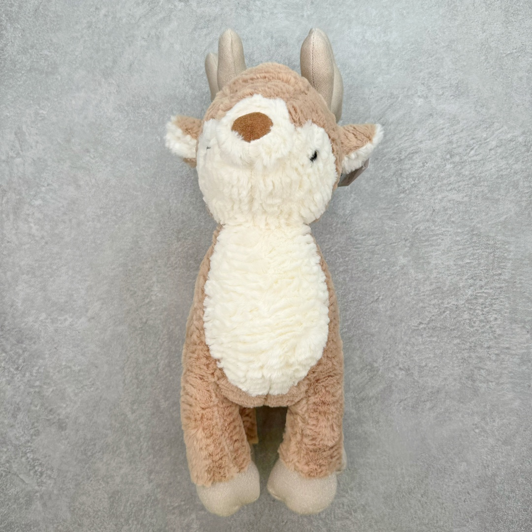 ＃原单 Jellycat 玩偶 毛绒公仔 米兹驯鹿 36CM 科普：Jellycat是一个英国玩具品牌，创立于1999年，由William和Thomas兄弟二人在伦敦创立。该品牌专注于设计玩偶玩具，并全情投入于最有趣、环保和独特的软玩具领域。Jellycat的产品设计丰富且有创意，其毛绒玩具以可爱的动物形象为主打，深受全球儿童的喜爱。品牌的产品线包括各种动物系列、海洋系列、蔬果美食系列、植物系列等，每个系列都有其独特的设计和故事。Jellycat的产品设计理念是打破传统动物毛绒像动物标本一样的形象，通过改变形状、手感、颜色、大小和材料，用成千上万种方式制作一只动物毛绒。品牌的设计师来自世界各地，他们的创意让产品更具多元性，同时也让品牌能够从世界各地的文化中获得设计灵感。近年来，Jellycat品牌方开始跨界合作，与野兽派、华尔道夫酒店等品牌合作推出联名产品，进一步扩大了品牌的影响力。在社交媒体上，Jellycat也日益活跃，通过小红书、Instagram、抖音和TikTok等平台与消费者互动，分享品牌故事和产品信息。Jellycat的产品价格在99元到1699元不等，绝版产品的价格在二手平台上甚至会翻几倍。尽管有消费者认为它高价低质，价格贵、品控不严格等问题频频引来吐槽，但仍有大量粉丝愿意为“治愈”买单，因为这些毛绒玩具成为他们精神上的陪伴。原装100% polyester进口聚酯纤维面料 原厂7D棉 原单环保颗粒 双吊牌加三重水洗标 原配防尘袋 吊打市面通货 注意即使同一家厂 不同的批次面料缸差是一定都有的 官网不同批次都有 经过欧盟CE安全认证 此标准0-100岁的小朋友都适用 这个缸差和造型其实经常入手玩偶的都知道 手工制品 世上每一只jell 都是独一无二的 轻微线头 轻微不对称都是很正常的 无法避免 官网都是一样 底部走线 颗粒填充物 刺绣 走线 肉眼可见的精致 原色未染色面料纱线 超级有质感-选品中心