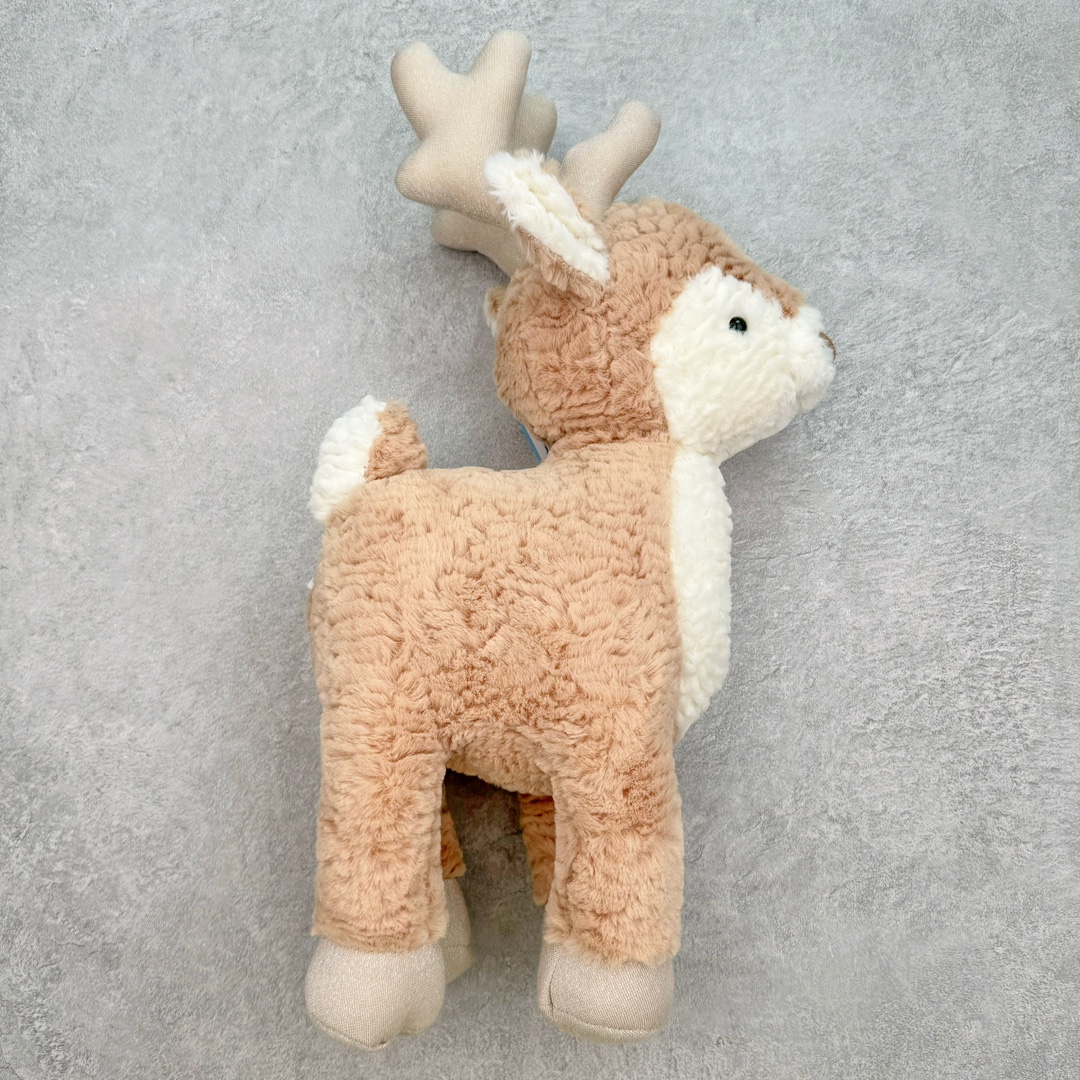 图片[3]-＃原单 Jellycat 玩偶 毛绒公仔 米兹驯鹿 36CM 科普：Jellycat是一个英国玩具品牌，创立于1999年，由William和Thomas兄弟二人在伦敦创立。该品牌专注于设计玩偶玩具，并全情投入于最有趣、环保和独特的软玩具领域。Jellycat的产品设计丰富且有创意，其毛绒玩具以可爱的动物形象为主打，深受全球儿童的喜爱。品牌的产品线包括各种动物系列、海洋系列、蔬果美食系列、植物系列等，每个系列都有其独特的设计和故事。Jellycat的产品设计理念是打破传统动物毛绒像动物标本一样的形象，通过改变形状、手感、颜色、大小和材料，用成千上万种方式制作一只动物毛绒。品牌的设计师来自世界各地，他们的创意让产品更具多元性，同时也让品牌能够从世界各地的文化中获得设计灵感。近年来，Jellycat品牌方开始跨界合作，与野兽派、华尔道夫酒店等品牌合作推出联名产品，进一步扩大了品牌的影响力。在社交媒体上，Jellycat也日益活跃，通过小红书、Instagram、抖音和TikTok等平台与消费者互动，分享品牌故事和产品信息。Jellycat的产品价格在99元到1699元不等，绝版产品的价格在二手平台上甚至会翻几倍。尽管有消费者认为它高价低质，价格贵、品控不严格等问题频频引来吐槽，但仍有大量粉丝愿意为“治愈”买单，因为这些毛绒玩具成为他们精神上的陪伴。原装100% polyester进口聚酯纤维面料 原厂7D棉 原单环保颗粒 双吊牌加三重水洗标 原配防尘袋 吊打市面通货 注意即使同一家厂 不同的批次面料缸差是一定都有的 官网不同批次都有 经过欧盟CE安全认证 此标准0-100岁的小朋友都适用 这个缸差和造型其实经常入手玩偶的都知道 手工制品 世上每一只jell 都是独一无二的 轻微线头 轻微不对称都是很正常的 无法避免 官网都是一样 底部走线 颗粒填充物 刺绣 走线 肉眼可见的精致 原色未染色面料纱线 超级有质感-选品中心
