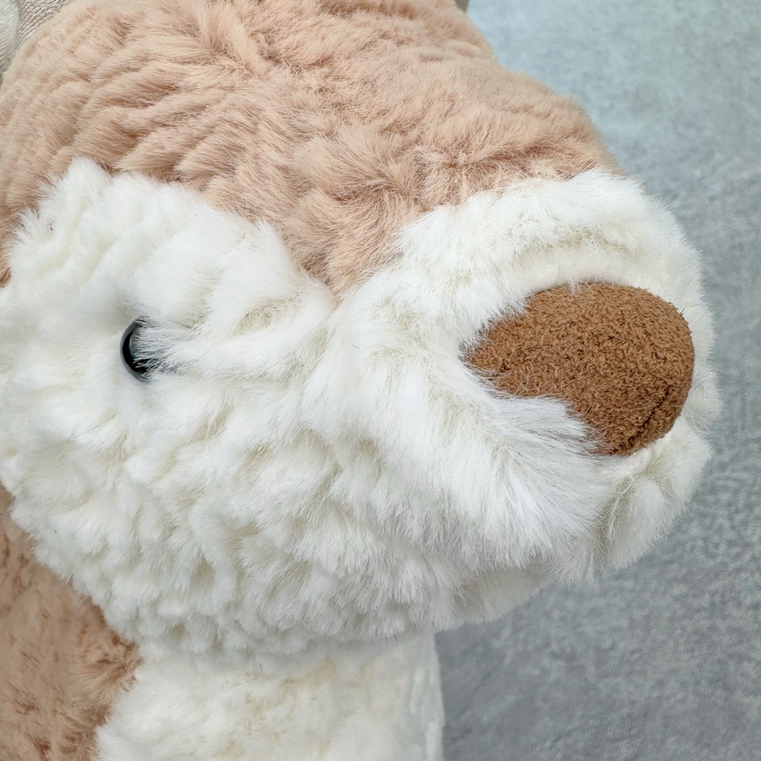 图片[9]-＃原单 Jellycat 玩偶 毛绒公仔 米兹驯鹿 36CM 科普：Jellycat是一个英国玩具品牌，创立于1999年，由William和Thomas兄弟二人在伦敦创立。该品牌专注于设计玩偶玩具，并全情投入于最有趣、环保和独特的软玩具领域。Jellycat的产品设计丰富且有创意，其毛绒玩具以可爱的动物形象为主打，深受全球儿童的喜爱。品牌的产品线包括各种动物系列、海洋系列、蔬果美食系列、植物系列等，每个系列都有其独特的设计和故事。Jellycat的产品设计理念是打破传统动物毛绒像动物标本一样的形象，通过改变形状、手感、颜色、大小和材料，用成千上万种方式制作一只动物毛绒。品牌的设计师来自世界各地，他们的创意让产品更具多元性，同时也让品牌能够从世界各地的文化中获得设计灵感。近年来，Jellycat品牌方开始跨界合作，与野兽派、华尔道夫酒店等品牌合作推出联名产品，进一步扩大了品牌的影响力。在社交媒体上，Jellycat也日益活跃，通过小红书、Instagram、抖音和TikTok等平台与消费者互动，分享品牌故事和产品信息。Jellycat的产品价格在99元到1699元不等，绝版产品的价格在二手平台上甚至会翻几倍。尽管有消费者认为它高价低质，价格贵、品控不严格等问题频频引来吐槽，但仍有大量粉丝愿意为“治愈”买单，因为这些毛绒玩具成为他们精神上的陪伴。原装100% polyester进口聚酯纤维面料 原厂7D棉 原单环保颗粒 双吊牌加三重水洗标 原配防尘袋 吊打市面通货 注意即使同一家厂 不同的批次面料缸差是一定都有的 官网不同批次都有 经过欧盟CE安全认证 此标准0-100岁的小朋友都适用 这个缸差和造型其实经常入手玩偶的都知道 手工制品 世上每一只jell 都是独一无二的 轻微线头 轻微不对称都是很正常的 无法避免 官网都是一样 底部走线 颗粒填充物 刺绣 走线 肉眼可见的精致 原色未染色面料纱线 超级有质感-选品中心