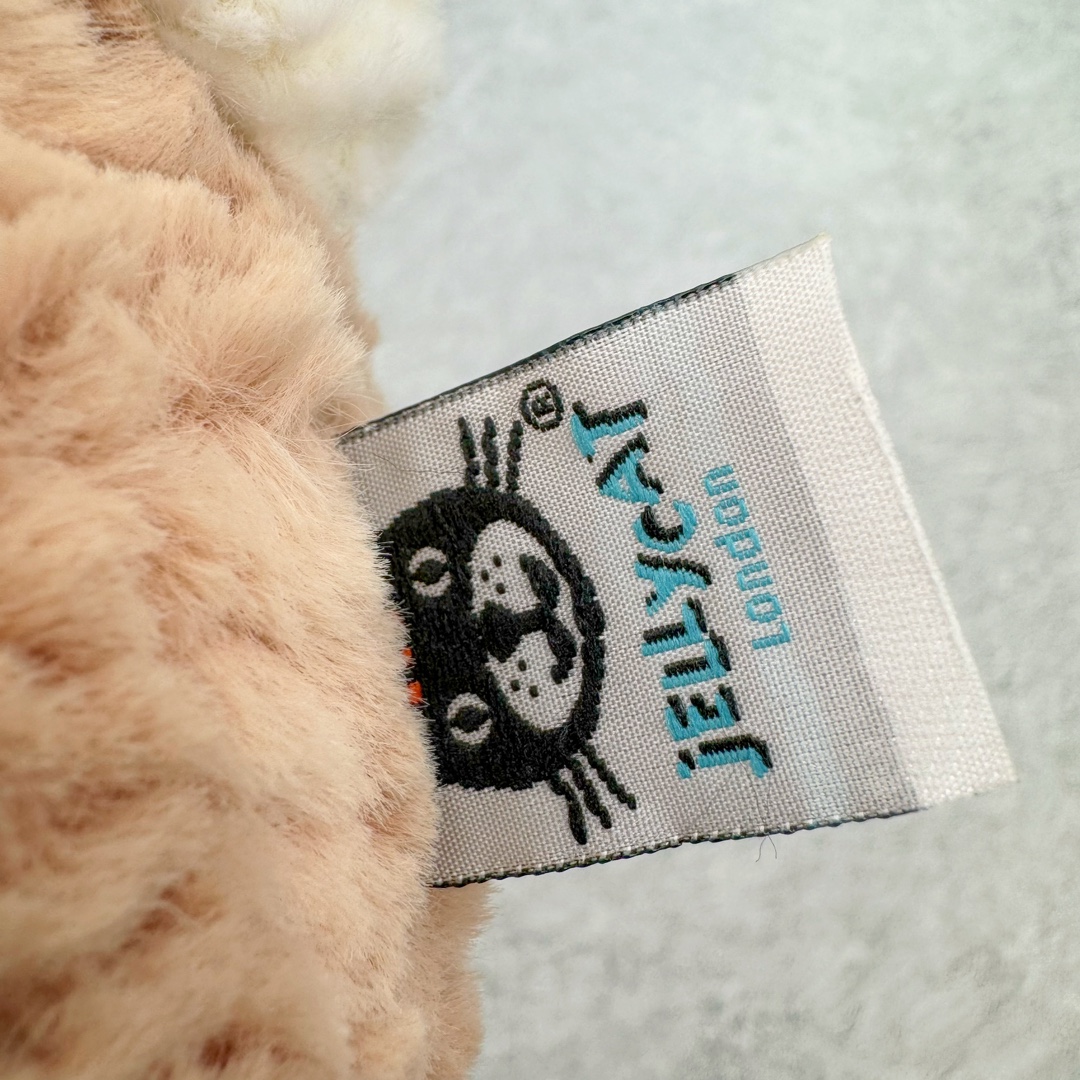 图片[10]-＃原单 Jellycat 玩偶 毛绒公仔 米兹驯鹿 36CM 科普：Jellycat是一个英国玩具品牌，创立于1999年，由William和Thomas兄弟二人在伦敦创立。该品牌专注于设计玩偶玩具，并全情投入于最有趣、环保和独特的软玩具领域。Jellycat的产品设计丰富且有创意，其毛绒玩具以可爱的动物形象为主打，深受全球儿童的喜爱。品牌的产品线包括各种动物系列、海洋系列、蔬果美食系列、植物系列等，每个系列都有其独特的设计和故事。Jellycat的产品设计理念是打破传统动物毛绒像动物标本一样的形象，通过改变形状、手感、颜色、大小和材料，用成千上万种方式制作一只动物毛绒。品牌的设计师来自世界各地，他们的创意让产品更具多元性，同时也让品牌能够从世界各地的文化中获得设计灵感。近年来，Jellycat品牌方开始跨界合作，与野兽派、华尔道夫酒店等品牌合作推出联名产品，进一步扩大了品牌的影响力。在社交媒体上，Jellycat也日益活跃，通过小红书、Instagram、抖音和TikTok等平台与消费者互动，分享品牌故事和产品信息。Jellycat的产品价格在99元到1699元不等，绝版产品的价格在二手平台上甚至会翻几倍。尽管有消费者认为它高价低质，价格贵、品控不严格等问题频频引来吐槽，但仍有大量粉丝愿意为“治愈”买单，因为这些毛绒玩具成为他们精神上的陪伴。原装100% polyester进口聚酯纤维面料 原厂7D棉 原单环保颗粒 双吊牌加三重水洗标 原配防尘袋 吊打市面通货 注意即使同一家厂 不同的批次面料缸差是一定都有的 官网不同批次都有 经过欧盟CE安全认证 此标准0-100岁的小朋友都适用 这个缸差和造型其实经常入手玩偶的都知道 手工制品 世上每一只jell 都是独一无二的 轻微线头 轻微不对称都是很正常的 无法避免 官网都是一样 底部走线 颗粒填充物 刺绣 走线 肉眼可见的精致 原色未染色面料纱线 超级有质感-选品中心