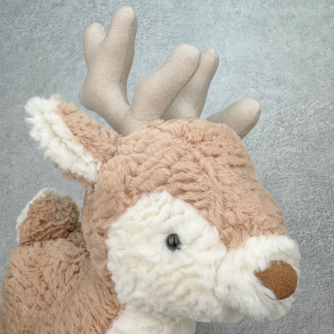 图片[5]-＃原单 Jellycat 玩偶 毛绒公仔 米兹驯鹿 36CM 科普：Jellycat是一个英国玩具品牌，创立于1999年，由William和Thomas兄弟二人在伦敦创立。该品牌专注于设计玩偶玩具，并全情投入于最有趣、环保和独特的软玩具领域。Jellycat的产品设计丰富且有创意，其毛绒玩具以可爱的动物形象为主打，深受全球儿童的喜爱。品牌的产品线包括各种动物系列、海洋系列、蔬果美食系列、植物系列等，每个系列都有其独特的设计和故事。Jellycat的产品设计理念是打破传统动物毛绒像动物标本一样的形象，通过改变形状、手感、颜色、大小和材料，用成千上万种方式制作一只动物毛绒。品牌的设计师来自世界各地，他们的创意让产品更具多元性，同时也让品牌能够从世界各地的文化中获得设计灵感。近年来，Jellycat品牌方开始跨界合作，与野兽派、华尔道夫酒店等品牌合作推出联名产品，进一步扩大了品牌的影响力。在社交媒体上，Jellycat也日益活跃，通过小红书、Instagram、抖音和TikTok等平台与消费者互动，分享品牌故事和产品信息。Jellycat的产品价格在99元到1699元不等，绝版产品的价格在二手平台上甚至会翻几倍。尽管有消费者认为它高价低质，价格贵、品控不严格等问题频频引来吐槽，但仍有大量粉丝愿意为“治愈”买单，因为这些毛绒玩具成为他们精神上的陪伴。原装100% polyester进口聚酯纤维面料 原厂7D棉 原单环保颗粒 双吊牌加三重水洗标 原配防尘袋 吊打市面通货 注意即使同一家厂 不同的批次面料缸差是一定都有的 官网不同批次都有 经过欧盟CE安全认证 此标准0-100岁的小朋友都适用 这个缸差和造型其实经常入手玩偶的都知道 手工制品 世上每一只jell 都是独一无二的 轻微线头 轻微不对称都是很正常的 无法避免 官网都是一样 底部走线 颗粒填充物 刺绣 走线 肉眼可见的精致 原色未染色面料纱线 超级有质感-选品中心