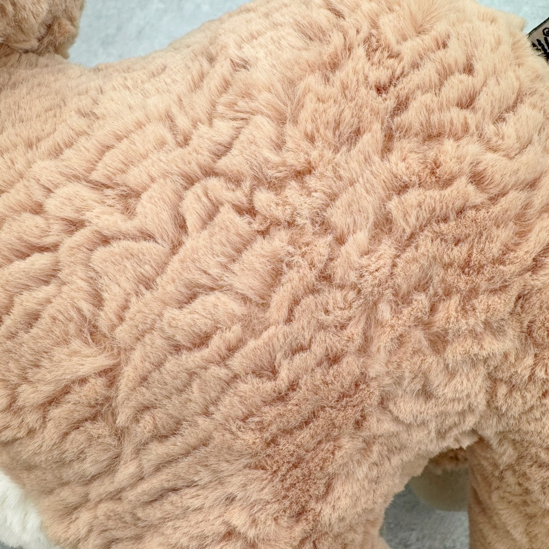 图片[12]-＃原单 Jellycat 玩偶 毛绒公仔 米兹驯鹿 36CM 科普：Jellycat是一个英国玩具品牌，创立于1999年，由William和Thomas兄弟二人在伦敦创立。该品牌专注于设计玩偶玩具，并全情投入于最有趣、环保和独特的软玩具领域。Jellycat的产品设计丰富且有创意，其毛绒玩具以可爱的动物形象为主打，深受全球儿童的喜爱。品牌的产品线包括各种动物系列、海洋系列、蔬果美食系列、植物系列等，每个系列都有其独特的设计和故事。Jellycat的产品设计理念是打破传统动物毛绒像动物标本一样的形象，通过改变形状、手感、颜色、大小和材料，用成千上万种方式制作一只动物毛绒。品牌的设计师来自世界各地，他们的创意让产品更具多元性，同时也让品牌能够从世界各地的文化中获得设计灵感。近年来，Jellycat品牌方开始跨界合作，与野兽派、华尔道夫酒店等品牌合作推出联名产品，进一步扩大了品牌的影响力。在社交媒体上，Jellycat也日益活跃，通过小红书、Instagram、抖音和TikTok等平台与消费者互动，分享品牌故事和产品信息。Jellycat的产品价格在99元到1699元不等，绝版产品的价格在二手平台上甚至会翻几倍。尽管有消费者认为它高价低质，价格贵、品控不严格等问题频频引来吐槽，但仍有大量粉丝愿意为“治愈”买单，因为这些毛绒玩具成为他们精神上的陪伴。原装100% polyester进口聚酯纤维面料 原厂7D棉 原单环保颗粒 双吊牌加三重水洗标 原配防尘袋 吊打市面通货 注意即使同一家厂 不同的批次面料缸差是一定都有的 官网不同批次都有 经过欧盟CE安全认证 此标准0-100岁的小朋友都适用 这个缸差和造型其实经常入手玩偶的都知道 手工制品 世上每一只jell 都是独一无二的 轻微线头 轻微不对称都是很正常的 无法避免 官网都是一样 底部走线 颗粒填充物 刺绣 走线 肉眼可见的精致 原色未染色面料纱线 超级有质感-选品中心