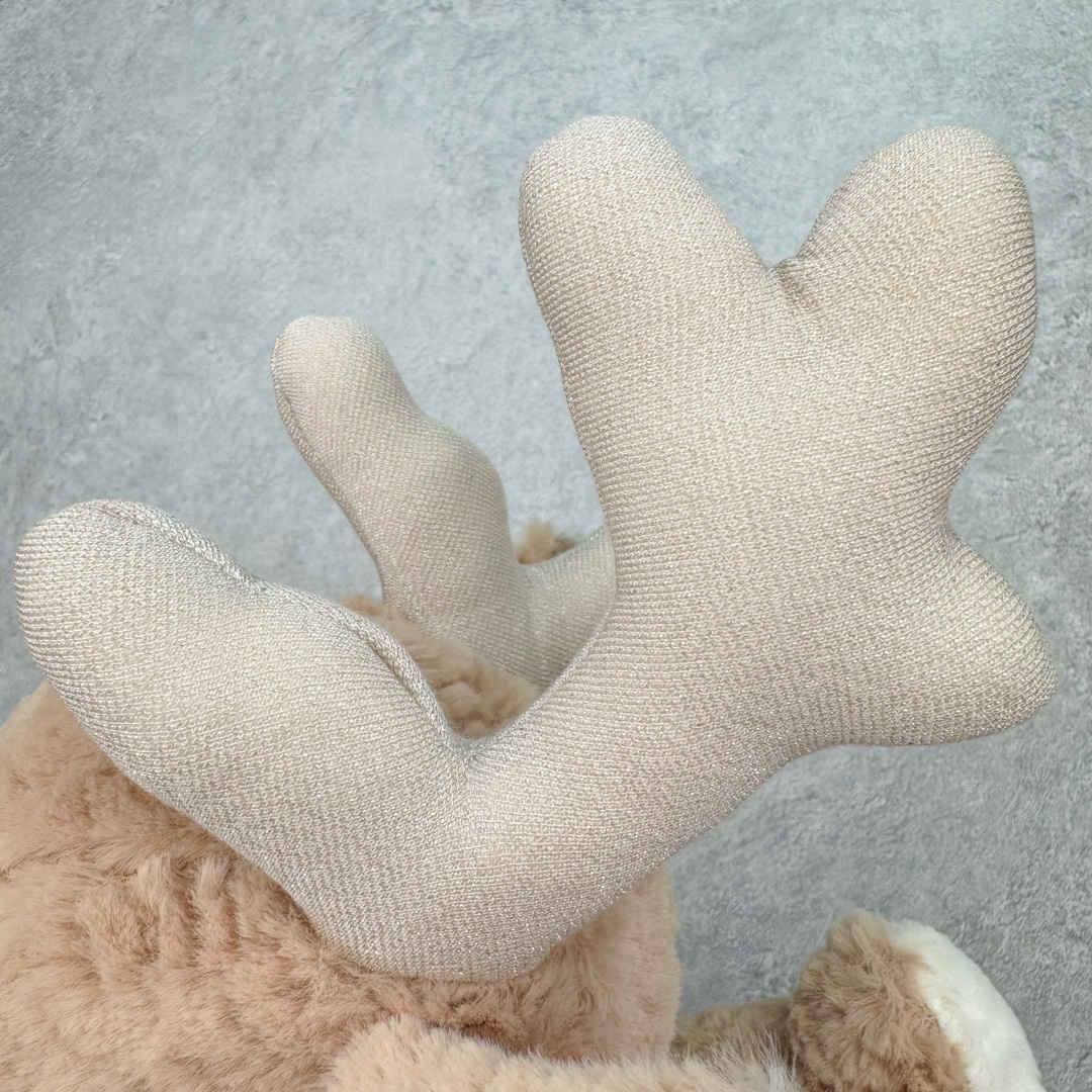 图片[6]-＃原单 Jellycat 玩偶 毛绒公仔 米兹驯鹿 36CM 科普：Jellycat是一个英国玩具品牌，创立于1999年，由William和Thomas兄弟二人在伦敦创立。该品牌专注于设计玩偶玩具，并全情投入于最有趣、环保和独特的软玩具领域。Jellycat的产品设计丰富且有创意，其毛绒玩具以可爱的动物形象为主打，深受全球儿童的喜爱。品牌的产品线包括各种动物系列、海洋系列、蔬果美食系列、植物系列等，每个系列都有其独特的设计和故事。Jellycat的产品设计理念是打破传统动物毛绒像动物标本一样的形象，通过改变形状、手感、颜色、大小和材料，用成千上万种方式制作一只动物毛绒。品牌的设计师来自世界各地，他们的创意让产品更具多元性，同时也让品牌能够从世界各地的文化中获得设计灵感。近年来，Jellycat品牌方开始跨界合作，与野兽派、华尔道夫酒店等品牌合作推出联名产品，进一步扩大了品牌的影响力。在社交媒体上，Jellycat也日益活跃，通过小红书、Instagram、抖音和TikTok等平台与消费者互动，分享品牌故事和产品信息。Jellycat的产品价格在99元到1699元不等，绝版产品的价格在二手平台上甚至会翻几倍。尽管有消费者认为它高价低质，价格贵、品控不严格等问题频频引来吐槽，但仍有大量粉丝愿意为“治愈”买单，因为这些毛绒玩具成为他们精神上的陪伴。原装100% polyester进口聚酯纤维面料 原厂7D棉 原单环保颗粒 双吊牌加三重水洗标 原配防尘袋 吊打市面通货 注意即使同一家厂 不同的批次面料缸差是一定都有的 官网不同批次都有 经过欧盟CE安全认证 此标准0-100岁的小朋友都适用 这个缸差和造型其实经常入手玩偶的都知道 手工制品 世上每一只jell 都是独一无二的 轻微线头 轻微不对称都是很正常的 无法避免 官网都是一样 底部走线 颗粒填充物 刺绣 走线 肉眼可见的精致 原色未染色面料纱线 超级有质感-选品中心