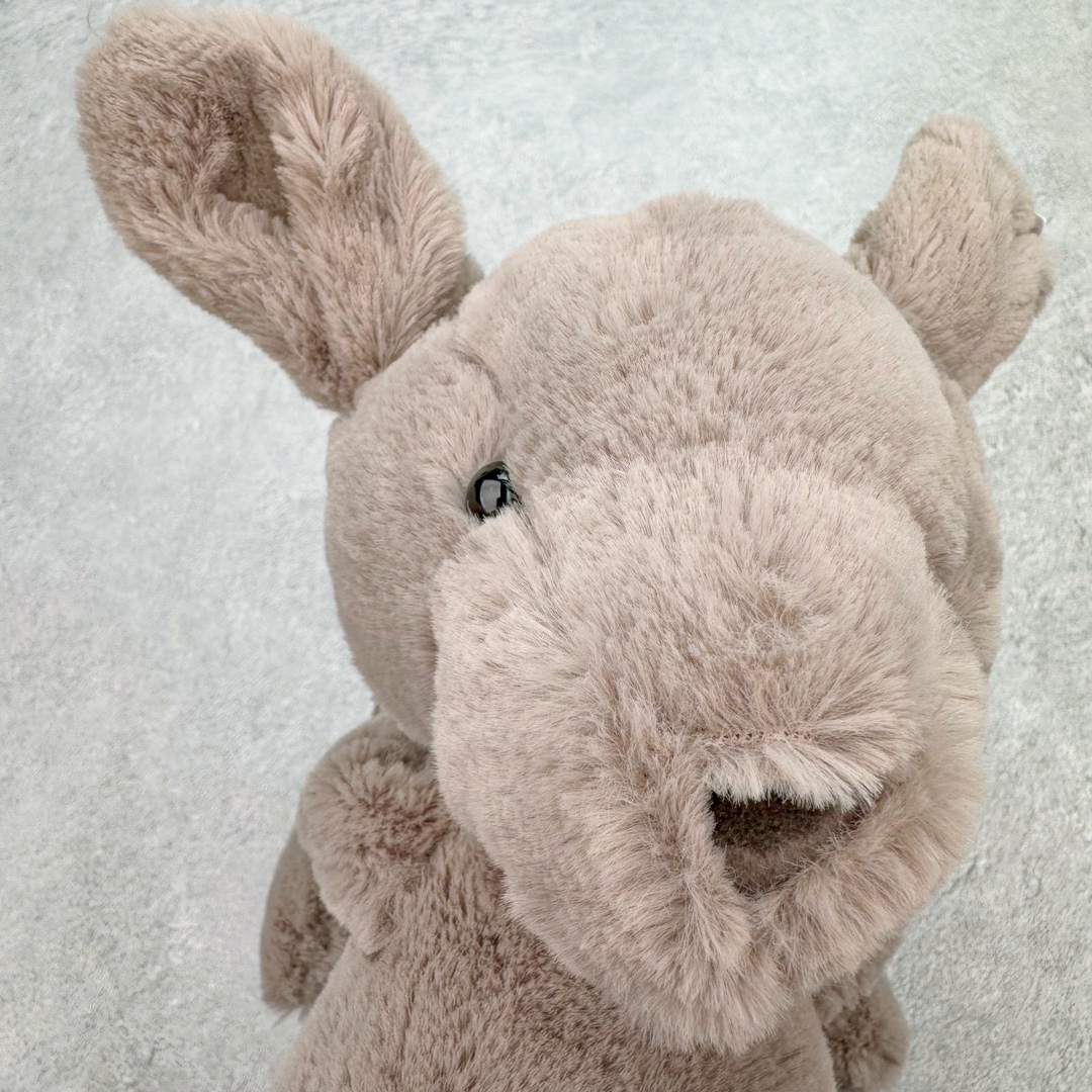 图片[7]-＃原单 Jellycat 玩偶 毛绒公仔 卡娜袋鼠 37CM 科普：Jellycat是一个英国玩具品牌，创立于1999年，由William和Thomas兄弟二人在伦敦创立。该品牌专注于设计玩偶玩具，并全情投入于最有趣、环保和独特的软玩具领域。Jellycat的产品设计丰富且有创意，其毛绒玩具以可爱的动物形象为主打，深受全球儿童的喜爱。品牌的产品线包括各种动物系列、海洋系列、蔬果美食系列、植物系列等，每个系列都有其独特的设计和故事。Jellycat的产品设计理念是打破传统动物毛绒像动物标本一样的形象，通过改变形状、手感、颜色、大小和材料，用成千上万种方式制作一只动物毛绒。品牌的设计师来自世界各地，他们的创意让产品更具多元性，同时也让品牌能够从世界各地的文化中获得设计灵感。近年来，Jellycat品牌方开始跨界合作，与野兽派、华尔道夫酒店等品牌合作推出联名产品，进一步扩大了品牌的影响力。在社交媒体上，Jellycat也日益活跃，通过小红书、Instagram、抖音和TikTok等平台与消费者互动，分享品牌故事和产品信息。Jellycat的产品价格在99元到1699元不等，绝版产品的价格在二手平台上甚至会翻几倍。尽管有消费者认为它高价低质，价格贵、品控不严格等问题频频引来吐槽，但仍有大量粉丝愿意为“治愈”买单，因为这些毛绒玩具成为他们精神上的陪伴。原装100% polyester进口聚酯纤维面料 原厂7D棉 原单环保颗粒 双吊牌加三重水洗标 原配防尘袋 吊打市面通货 注意即使同一家厂 不同的批次面料缸差是一定都有的 官网不同批次都有 经过欧盟CE安全认证 此标准0-100岁的小朋友都适用 这个缸差和造型其实经常入手玩偶的都知道 手工制品 世上每一只jell 都是独一无二的 轻微线头 轻微不对称都是很正常的 无法避免 官网都是一样 底部走线 颗粒填充物 刺绣 走线 肉眼可见的精致 原色未染色面料纱线 超级有质感-选品中心