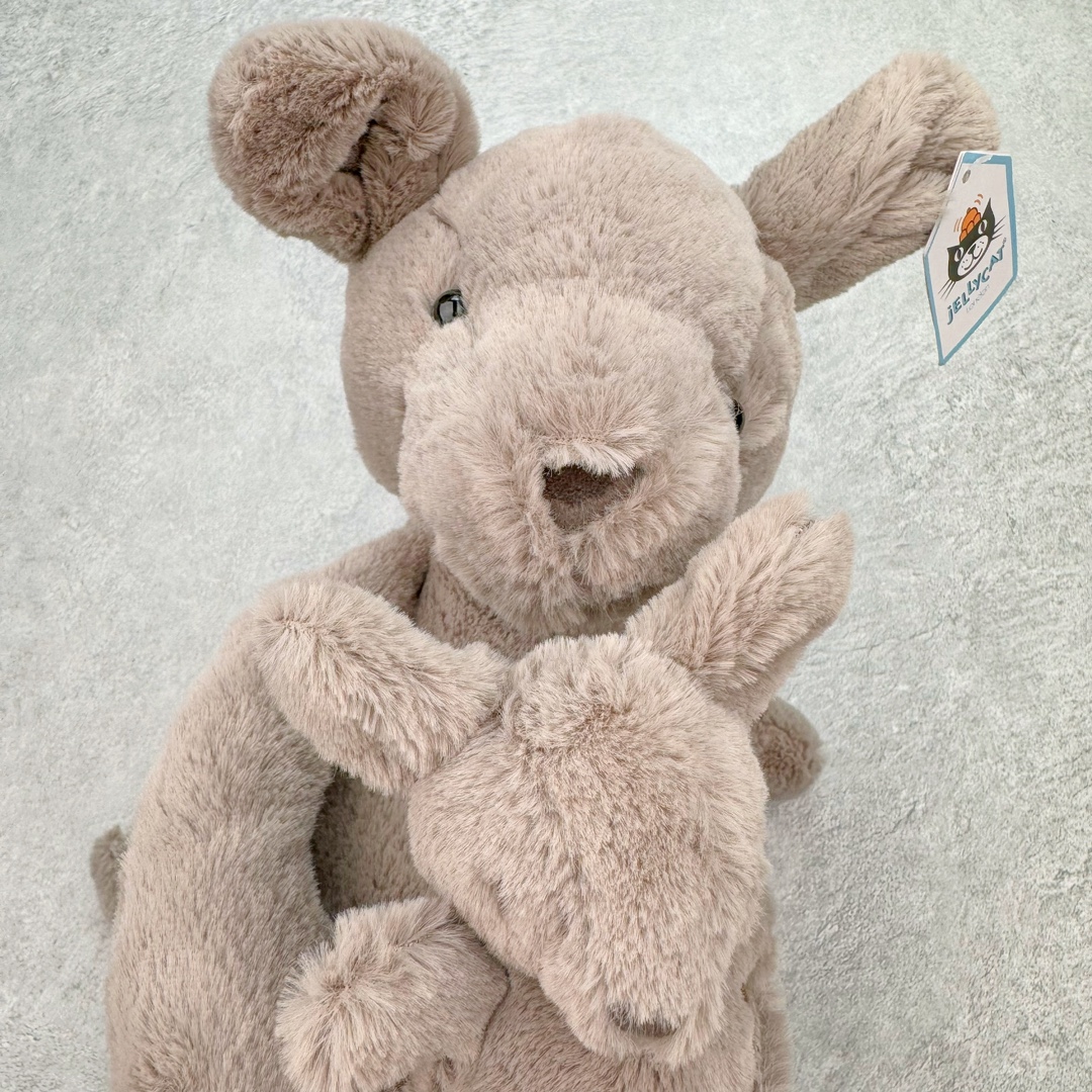 图片[5]-＃原单 Jellycat 玩偶 毛绒公仔 卡娜袋鼠 37CM 科普：Jellycat是一个英国玩具品牌，创立于1999年，由William和Thomas兄弟二人在伦敦创立。该品牌专注于设计玩偶玩具，并全情投入于最有趣、环保和独特的软玩具领域。Jellycat的产品设计丰富且有创意，其毛绒玩具以可爱的动物形象为主打，深受全球儿童的喜爱。品牌的产品线包括各种动物系列、海洋系列、蔬果美食系列、植物系列等，每个系列都有其独特的设计和故事。Jellycat的产品设计理念是打破传统动物毛绒像动物标本一样的形象，通过改变形状、手感、颜色、大小和材料，用成千上万种方式制作一只动物毛绒。品牌的设计师来自世界各地，他们的创意让产品更具多元性，同时也让品牌能够从世界各地的文化中获得设计灵感。近年来，Jellycat品牌方开始跨界合作，与野兽派、华尔道夫酒店等品牌合作推出联名产品，进一步扩大了品牌的影响力。在社交媒体上，Jellycat也日益活跃，通过小红书、Instagram、抖音和TikTok等平台与消费者互动，分享品牌故事和产品信息。Jellycat的产品价格在99元到1699元不等，绝版产品的价格在二手平台上甚至会翻几倍。尽管有消费者认为它高价低质，价格贵、品控不严格等问题频频引来吐槽，但仍有大量粉丝愿意为“治愈”买单，因为这些毛绒玩具成为他们精神上的陪伴。原装100% polyester进口聚酯纤维面料 原厂7D棉 原单环保颗粒 双吊牌加三重水洗标 原配防尘袋 吊打市面通货 注意即使同一家厂 不同的批次面料缸差是一定都有的 官网不同批次都有 经过欧盟CE安全认证 此标准0-100岁的小朋友都适用 这个缸差和造型其实经常入手玩偶的都知道 手工制品 世上每一只jell 都是独一无二的 轻微线头 轻微不对称都是很正常的 无法避免 官网都是一样 底部走线 颗粒填充物 刺绣 走线 肉眼可见的精致 原色未染色面料纱线 超级有质感-选品中心