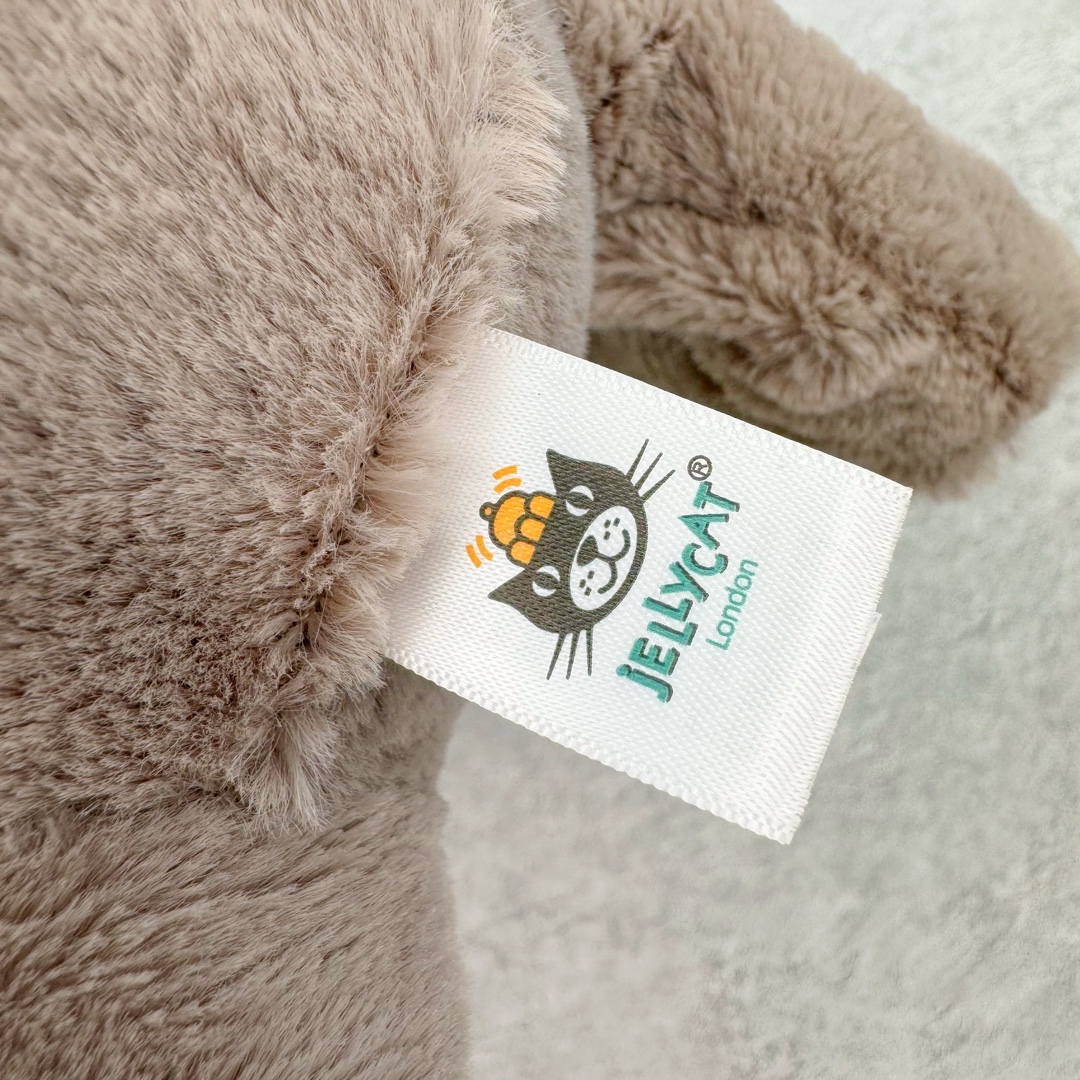 图片[11]-＃原单 Jellycat 玩偶 毛绒公仔 卡娜袋鼠 37CM 科普：Jellycat是一个英国玩具品牌，创立于1999年，由William和Thomas兄弟二人在伦敦创立。该品牌专注于设计玩偶玩具，并全情投入于最有趣、环保和独特的软玩具领域。Jellycat的产品设计丰富且有创意，其毛绒玩具以可爱的动物形象为主打，深受全球儿童的喜爱。品牌的产品线包括各种动物系列、海洋系列、蔬果美食系列、植物系列等，每个系列都有其独特的设计和故事。Jellycat的产品设计理念是打破传统动物毛绒像动物标本一样的形象，通过改变形状、手感、颜色、大小和材料，用成千上万种方式制作一只动物毛绒。品牌的设计师来自世界各地，他们的创意让产品更具多元性，同时也让品牌能够从世界各地的文化中获得设计灵感。近年来，Jellycat品牌方开始跨界合作，与野兽派、华尔道夫酒店等品牌合作推出联名产品，进一步扩大了品牌的影响力。在社交媒体上，Jellycat也日益活跃，通过小红书、Instagram、抖音和TikTok等平台与消费者互动，分享品牌故事和产品信息。Jellycat的产品价格在99元到1699元不等，绝版产品的价格在二手平台上甚至会翻几倍。尽管有消费者认为它高价低质，价格贵、品控不严格等问题频频引来吐槽，但仍有大量粉丝愿意为“治愈”买单，因为这些毛绒玩具成为他们精神上的陪伴。原装100% polyester进口聚酯纤维面料 原厂7D棉 原单环保颗粒 双吊牌加三重水洗标 原配防尘袋 吊打市面通货 注意即使同一家厂 不同的批次面料缸差是一定都有的 官网不同批次都有 经过欧盟CE安全认证 此标准0-100岁的小朋友都适用 这个缸差和造型其实经常入手玩偶的都知道 手工制品 世上每一只jell 都是独一无二的 轻微线头 轻微不对称都是很正常的 无法避免 官网都是一样 底部走线 颗粒填充物 刺绣 走线 肉眼可见的精致 原色未染色面料纱线 超级有质感-选品中心