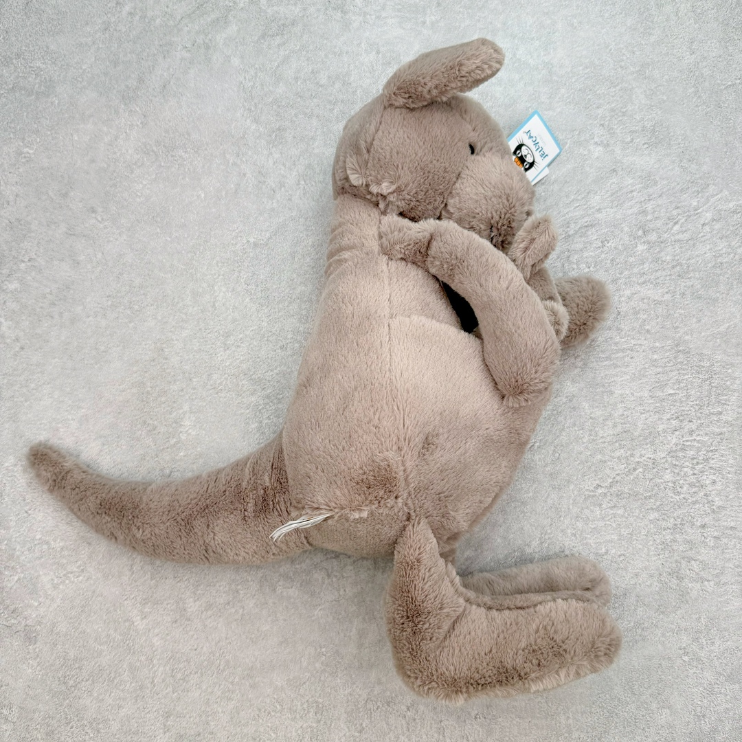 图片[2]-＃原单 Jellycat 玩偶 毛绒公仔 卡娜袋鼠 37CM 科普：Jellycat是一个英国玩具品牌，创立于1999年，由William和Thomas兄弟二人在伦敦创立。该品牌专注于设计玩偶玩具，并全情投入于最有趣、环保和独特的软玩具领域。Jellycat的产品设计丰富且有创意，其毛绒玩具以可爱的动物形象为主打，深受全球儿童的喜爱。品牌的产品线包括各种动物系列、海洋系列、蔬果美食系列、植物系列等，每个系列都有其独特的设计和故事。Jellycat的产品设计理念是打破传统动物毛绒像动物标本一样的形象，通过改变形状、手感、颜色、大小和材料，用成千上万种方式制作一只动物毛绒。品牌的设计师来自世界各地，他们的创意让产品更具多元性，同时也让品牌能够从世界各地的文化中获得设计灵感。近年来，Jellycat品牌方开始跨界合作，与野兽派、华尔道夫酒店等品牌合作推出联名产品，进一步扩大了品牌的影响力。在社交媒体上，Jellycat也日益活跃，通过小红书、Instagram、抖音和TikTok等平台与消费者互动，分享品牌故事和产品信息。Jellycat的产品价格在99元到1699元不等，绝版产品的价格在二手平台上甚至会翻几倍。尽管有消费者认为它高价低质，价格贵、品控不严格等问题频频引来吐槽，但仍有大量粉丝愿意为“治愈”买单，因为这些毛绒玩具成为他们精神上的陪伴。原装100% polyester进口聚酯纤维面料 原厂7D棉 原单环保颗粒 双吊牌加三重水洗标 原配防尘袋 吊打市面通货 注意即使同一家厂 不同的批次面料缸差是一定都有的 官网不同批次都有 经过欧盟CE安全认证 此标准0-100岁的小朋友都适用 这个缸差和造型其实经常入手玩偶的都知道 手工制品 世上每一只jell 都是独一无二的 轻微线头 轻微不对称都是很正常的 无法避免 官网都是一样 底部走线 颗粒填充物 刺绣 走线 肉眼可见的精致 原色未染色面料纱线 超级有质感-选品中心