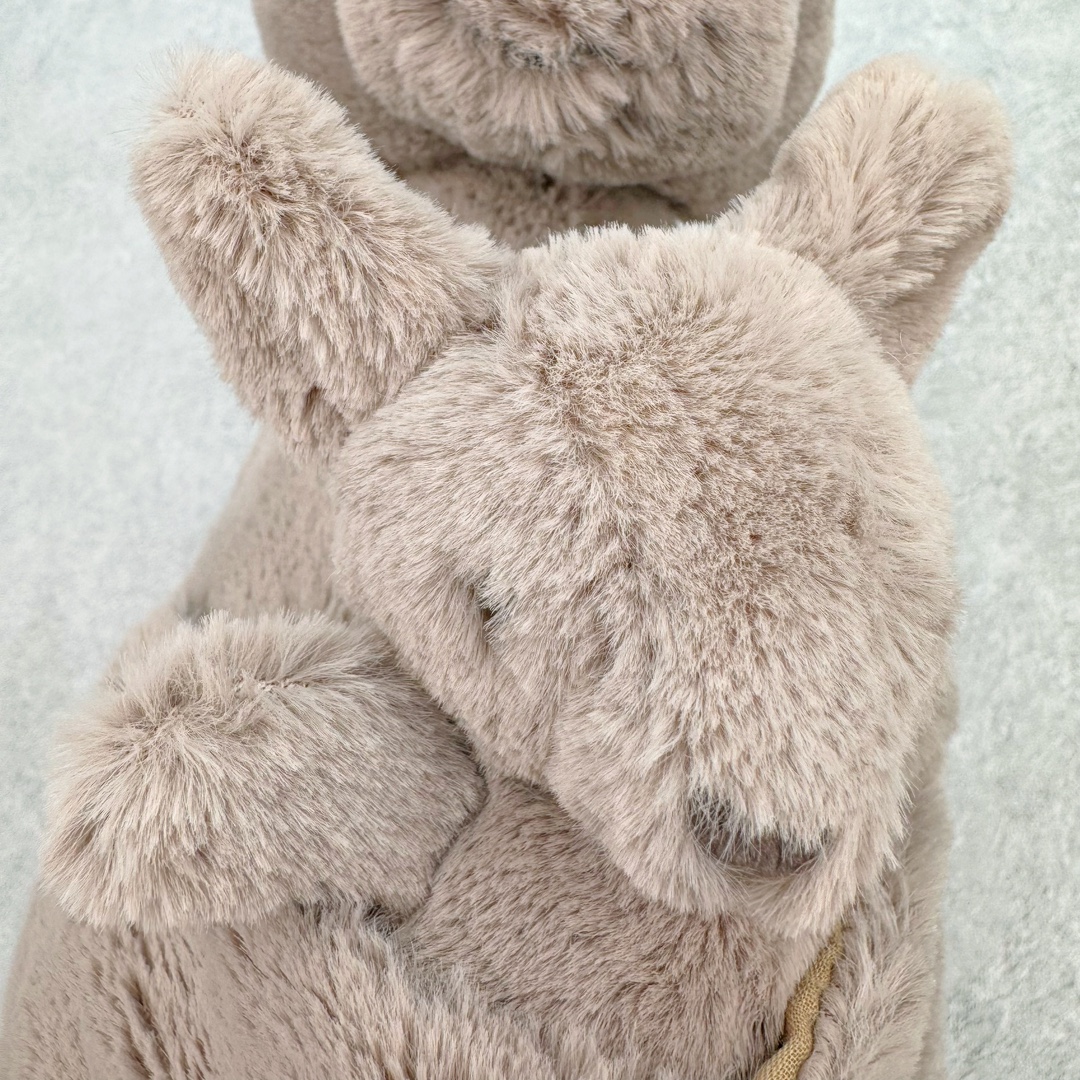 图片[8]-＃原单 Jellycat 玩偶 毛绒公仔 卡娜袋鼠 37CM 科普：Jellycat是一个英国玩具品牌，创立于1999年，由William和Thomas兄弟二人在伦敦创立。该品牌专注于设计玩偶玩具，并全情投入于最有趣、环保和独特的软玩具领域。Jellycat的产品设计丰富且有创意，其毛绒玩具以可爱的动物形象为主打，深受全球儿童的喜爱。品牌的产品线包括各种动物系列、海洋系列、蔬果美食系列、植物系列等，每个系列都有其独特的设计和故事。Jellycat的产品设计理念是打破传统动物毛绒像动物标本一样的形象，通过改变形状、手感、颜色、大小和材料，用成千上万种方式制作一只动物毛绒。品牌的设计师来自世界各地，他们的创意让产品更具多元性，同时也让品牌能够从世界各地的文化中获得设计灵感。近年来，Jellycat品牌方开始跨界合作，与野兽派、华尔道夫酒店等品牌合作推出联名产品，进一步扩大了品牌的影响力。在社交媒体上，Jellycat也日益活跃，通过小红书、Instagram、抖音和TikTok等平台与消费者互动，分享品牌故事和产品信息。Jellycat的产品价格在99元到1699元不等，绝版产品的价格在二手平台上甚至会翻几倍。尽管有消费者认为它高价低质，价格贵、品控不严格等问题频频引来吐槽，但仍有大量粉丝愿意为“治愈”买单，因为这些毛绒玩具成为他们精神上的陪伴。原装100% polyester进口聚酯纤维面料 原厂7D棉 原单环保颗粒 双吊牌加三重水洗标 原配防尘袋 吊打市面通货 注意即使同一家厂 不同的批次面料缸差是一定都有的 官网不同批次都有 经过欧盟CE安全认证 此标准0-100岁的小朋友都适用 这个缸差和造型其实经常入手玩偶的都知道 手工制品 世上每一只jell 都是独一无二的 轻微线头 轻微不对称都是很正常的 无法避免 官网都是一样 底部走线 颗粒填充物 刺绣 走线 肉眼可见的精致 原色未染色面料纱线 超级有质感-选品中心