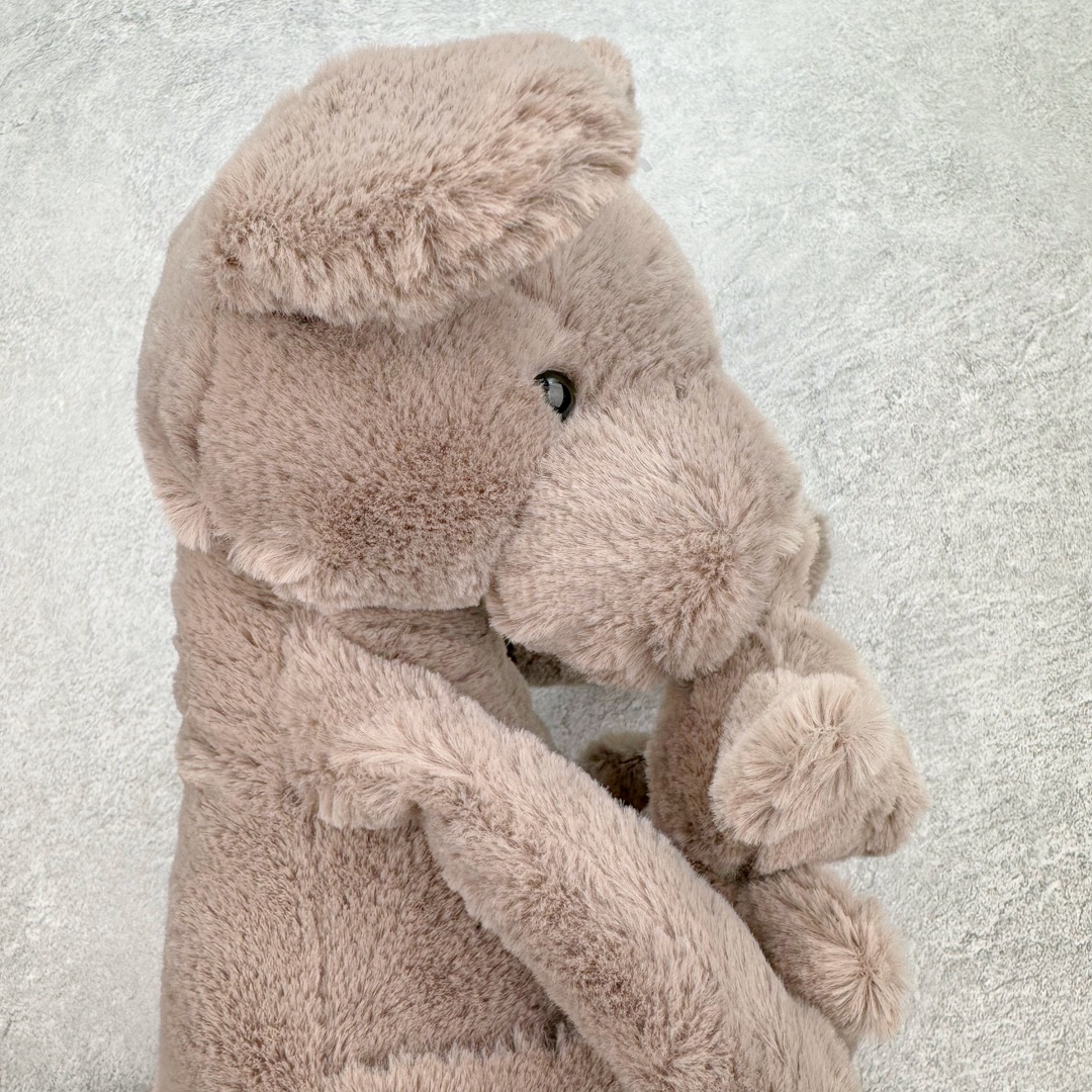 图片[6]-＃原单 Jellycat 玩偶 毛绒公仔 卡娜袋鼠 37CM 科普：Jellycat是一个英国玩具品牌，创立于1999年，由William和Thomas兄弟二人在伦敦创立。该品牌专注于设计玩偶玩具，并全情投入于最有趣、环保和独特的软玩具领域。Jellycat的产品设计丰富且有创意，其毛绒玩具以可爱的动物形象为主打，深受全球儿童的喜爱。品牌的产品线包括各种动物系列、海洋系列、蔬果美食系列、植物系列等，每个系列都有其独特的设计和故事。Jellycat的产品设计理念是打破传统动物毛绒像动物标本一样的形象，通过改变形状、手感、颜色、大小和材料，用成千上万种方式制作一只动物毛绒。品牌的设计师来自世界各地，他们的创意让产品更具多元性，同时也让品牌能够从世界各地的文化中获得设计灵感。近年来，Jellycat品牌方开始跨界合作，与野兽派、华尔道夫酒店等品牌合作推出联名产品，进一步扩大了品牌的影响力。在社交媒体上，Jellycat也日益活跃，通过小红书、Instagram、抖音和TikTok等平台与消费者互动，分享品牌故事和产品信息。Jellycat的产品价格在99元到1699元不等，绝版产品的价格在二手平台上甚至会翻几倍。尽管有消费者认为它高价低质，价格贵、品控不严格等问题频频引来吐槽，但仍有大量粉丝愿意为“治愈”买单，因为这些毛绒玩具成为他们精神上的陪伴。原装100% polyester进口聚酯纤维面料 原厂7D棉 原单环保颗粒 双吊牌加三重水洗标 原配防尘袋 吊打市面通货 注意即使同一家厂 不同的批次面料缸差是一定都有的 官网不同批次都有 经过欧盟CE安全认证 此标准0-100岁的小朋友都适用 这个缸差和造型其实经常入手玩偶的都知道 手工制品 世上每一只jell 都是独一无二的 轻微线头 轻微不对称都是很正常的 无法避免 官网都是一样 底部走线 颗粒填充物 刺绣 走线 肉眼可见的精致 原色未染色面料纱线 超级有质感-选品中心