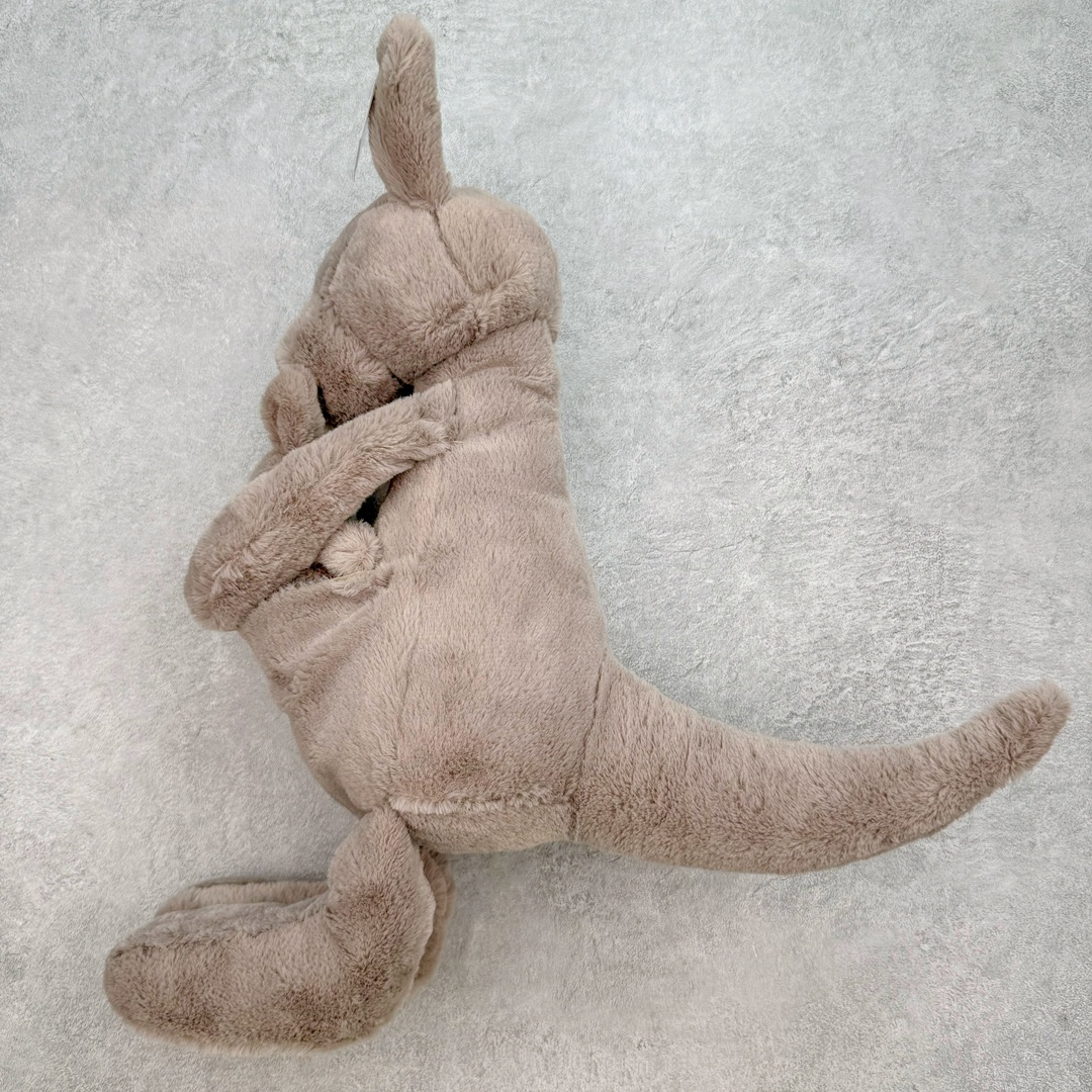 图片[3]-＃原单 Jellycat 玩偶 毛绒公仔 卡娜袋鼠 37CM 科普：Jellycat是一个英国玩具品牌，创立于1999年，由William和Thomas兄弟二人在伦敦创立。该品牌专注于设计玩偶玩具，并全情投入于最有趣、环保和独特的软玩具领域。Jellycat的产品设计丰富且有创意，其毛绒玩具以可爱的动物形象为主打，深受全球儿童的喜爱。品牌的产品线包括各种动物系列、海洋系列、蔬果美食系列、植物系列等，每个系列都有其独特的设计和故事。Jellycat的产品设计理念是打破传统动物毛绒像动物标本一样的形象，通过改变形状、手感、颜色、大小和材料，用成千上万种方式制作一只动物毛绒。品牌的设计师来自世界各地，他们的创意让产品更具多元性，同时也让品牌能够从世界各地的文化中获得设计灵感。近年来，Jellycat品牌方开始跨界合作，与野兽派、华尔道夫酒店等品牌合作推出联名产品，进一步扩大了品牌的影响力。在社交媒体上，Jellycat也日益活跃，通过小红书、Instagram、抖音和TikTok等平台与消费者互动，分享品牌故事和产品信息。Jellycat的产品价格在99元到1699元不等，绝版产品的价格在二手平台上甚至会翻几倍。尽管有消费者认为它高价低质，价格贵、品控不严格等问题频频引来吐槽，但仍有大量粉丝愿意为“治愈”买单，因为这些毛绒玩具成为他们精神上的陪伴。原装100% polyester进口聚酯纤维面料 原厂7D棉 原单环保颗粒 双吊牌加三重水洗标 原配防尘袋 吊打市面通货 注意即使同一家厂 不同的批次面料缸差是一定都有的 官网不同批次都有 经过欧盟CE安全认证 此标准0-100岁的小朋友都适用 这个缸差和造型其实经常入手玩偶的都知道 手工制品 世上每一只jell 都是独一无二的 轻微线头 轻微不对称都是很正常的 无法避免 官网都是一样 底部走线 颗粒填充物 刺绣 走线 肉眼可见的精致 原色未染色面料纱线 超级有质感-选品中心