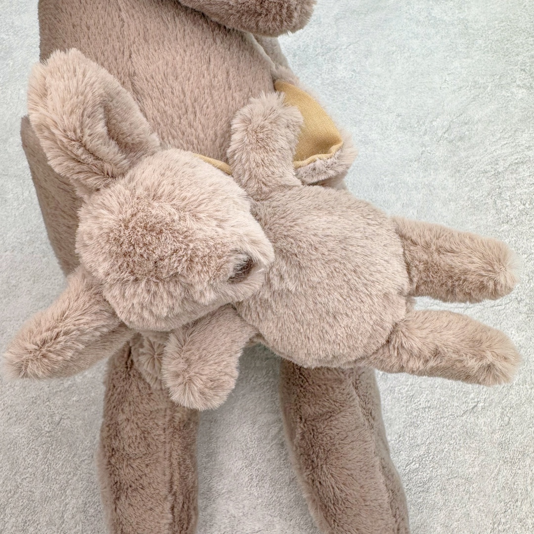 图片[9]-＃原单 Jellycat 玩偶 毛绒公仔 卡娜袋鼠 37CM 科普：Jellycat是一个英国玩具品牌，创立于1999年，由William和Thomas兄弟二人在伦敦创立。该品牌专注于设计玩偶玩具，并全情投入于最有趣、环保和独特的软玩具领域。Jellycat的产品设计丰富且有创意，其毛绒玩具以可爱的动物形象为主打，深受全球儿童的喜爱。品牌的产品线包括各种动物系列、海洋系列、蔬果美食系列、植物系列等，每个系列都有其独特的设计和故事。Jellycat的产品设计理念是打破传统动物毛绒像动物标本一样的形象，通过改变形状、手感、颜色、大小和材料，用成千上万种方式制作一只动物毛绒。品牌的设计师来自世界各地，他们的创意让产品更具多元性，同时也让品牌能够从世界各地的文化中获得设计灵感。近年来，Jellycat品牌方开始跨界合作，与野兽派、华尔道夫酒店等品牌合作推出联名产品，进一步扩大了品牌的影响力。在社交媒体上，Jellycat也日益活跃，通过小红书、Instagram、抖音和TikTok等平台与消费者互动，分享品牌故事和产品信息。Jellycat的产品价格在99元到1699元不等，绝版产品的价格在二手平台上甚至会翻几倍。尽管有消费者认为它高价低质，价格贵、品控不严格等问题频频引来吐槽，但仍有大量粉丝愿意为“治愈”买单，因为这些毛绒玩具成为他们精神上的陪伴。原装100% polyester进口聚酯纤维面料 原厂7D棉 原单环保颗粒 双吊牌加三重水洗标 原配防尘袋 吊打市面通货 注意即使同一家厂 不同的批次面料缸差是一定都有的 官网不同批次都有 经过欧盟CE安全认证 此标准0-100岁的小朋友都适用 这个缸差和造型其实经常入手玩偶的都知道 手工制品 世上每一只jell 都是独一无二的 轻微线头 轻微不对称都是很正常的 无法避免 官网都是一样 底部走线 颗粒填充物 刺绣 走线 肉眼可见的精致 原色未染色面料纱线 超级有质感-选品中心