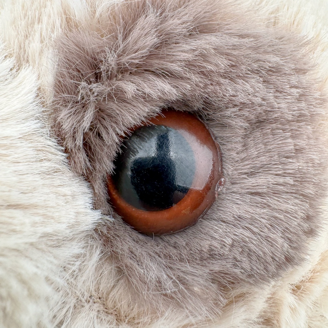 图片[5]-＃原单 Jellycat 玩偶 毛绒公仔 卡鲁斯夜猴 17CM 科普：Jellycat是一个英国玩具品牌，创立于1999年，由William和Thomas兄弟二人在伦敦创立。该品牌专注于设计玩偶玩具，并全情投入于最有趣、环保和独特的软玩具领域。Jellycat的产品设计丰富且有创意，其毛绒玩具以可爱的动物形象为主打，深受全球儿童的喜爱。品牌的产品线包括各种动物系列、海洋系列、蔬果美食系列、植物系列等，每个系列都有其独特的设计和故事。Jellycat的产品设计理念是打破传统动物毛绒像动物标本一样的形象，通过改变形状、手感、颜色、大小和材料，用成千上万种方式制作一只动物毛绒。品牌的设计师来自世界各地，他们的创意让产品更具多元性，同时也让品牌能够从世界各地的文化中获得设计灵感。近年来，Jellycat品牌方开始跨界合作，与野兽派、华尔道夫酒店等品牌合作推出联名产品，进一步扩大了品牌的影响力。在社交媒体上，Jellycat也日益活跃，通过小红书、Instagram、抖音和TikTok等平台与消费者互动，分享品牌故事和产品信息。Jellycat的产品价格在99元到1699元不等，绝版产品的价格在二手平台上甚至会翻几倍。尽管有消费者认为它高价低质，价格贵、品控不严格等问题频频引来吐槽，但仍有大量粉丝愿意为“治愈”买单，因为这些毛绒玩具成为他们精神上的陪伴。原装100% polyester进口聚酯纤维面料 原厂7D棉 原单环保颗粒 双吊牌加三重水洗标 原配防尘袋 吊打市面通货 注意即使同一家厂 不同的批次面料缸差是一定都有的 官网不同批次都有 经过欧盟CE安全认证 此标准0-100岁的小朋友都适用 这个缸差和造型其实经常入手玩偶的都知道 手工制品 世上每一只jell 都是独一无二的 轻微线头 轻微不对称都是很正常的 无法避免 官网都是一样 底部走线 颗粒填充物 刺绣 走线 肉眼可见的精致 原色未染色面料纱线 超级有质感-选品中心