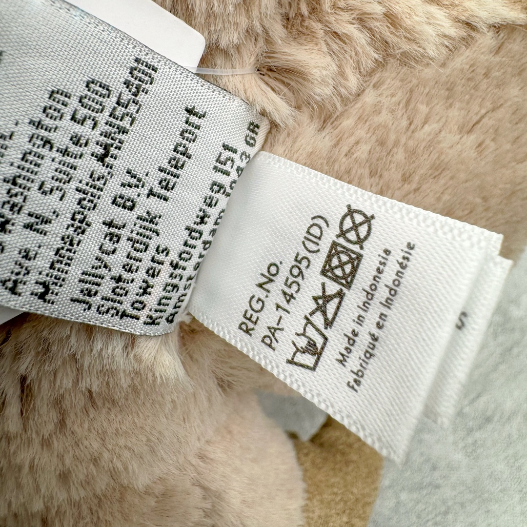 图片[13]-＃原单 Jellycat 玩偶 毛绒公仔 卡鲁斯夜猴 17CM 科普：Jellycat是一个英国玩具品牌，创立于1999年，由William和Thomas兄弟二人在伦敦创立。该品牌专注于设计玩偶玩具，并全情投入于最有趣、环保和独特的软玩具领域。Jellycat的产品设计丰富且有创意，其毛绒玩具以可爱的动物形象为主打，深受全球儿童的喜爱。品牌的产品线包括各种动物系列、海洋系列、蔬果美食系列、植物系列等，每个系列都有其独特的设计和故事。Jellycat的产品设计理念是打破传统动物毛绒像动物标本一样的形象，通过改变形状、手感、颜色、大小和材料，用成千上万种方式制作一只动物毛绒。品牌的设计师来自世界各地，他们的创意让产品更具多元性，同时也让品牌能够从世界各地的文化中获得设计灵感。近年来，Jellycat品牌方开始跨界合作，与野兽派、华尔道夫酒店等品牌合作推出联名产品，进一步扩大了品牌的影响力。在社交媒体上，Jellycat也日益活跃，通过小红书、Instagram、抖音和TikTok等平台与消费者互动，分享品牌故事和产品信息。Jellycat的产品价格在99元到1699元不等，绝版产品的价格在二手平台上甚至会翻几倍。尽管有消费者认为它高价低质，价格贵、品控不严格等问题频频引来吐槽，但仍有大量粉丝愿意为“治愈”买单，因为这些毛绒玩具成为他们精神上的陪伴。原装100% polyester进口聚酯纤维面料 原厂7D棉 原单环保颗粒 双吊牌加三重水洗标 原配防尘袋 吊打市面通货 注意即使同一家厂 不同的批次面料缸差是一定都有的 官网不同批次都有 经过欧盟CE安全认证 此标准0-100岁的小朋友都适用 这个缸差和造型其实经常入手玩偶的都知道 手工制品 世上每一只jell 都是独一无二的 轻微线头 轻微不对称都是很正常的 无法避免 官网都是一样 底部走线 颗粒填充物 刺绣 走线 肉眼可见的精致 原色未染色面料纱线 超级有质感-选品中心