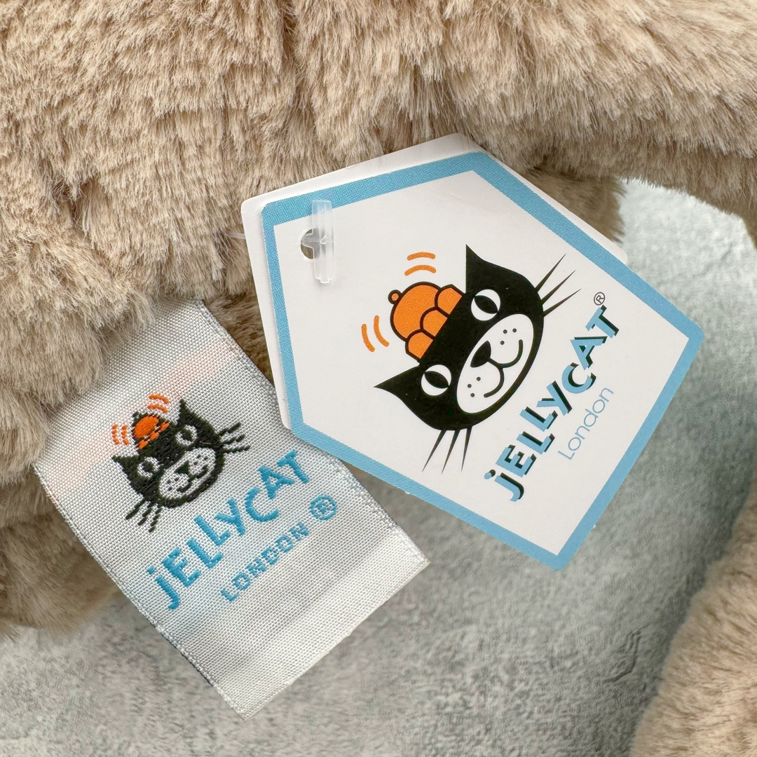 图片[12]-＃原单 Jellycat 玩偶 毛绒公仔 卡鲁斯夜猴 17CM 科普：Jellycat是一个英国玩具品牌，创立于1999年，由William和Thomas兄弟二人在伦敦创立。该品牌专注于设计玩偶玩具，并全情投入于最有趣、环保和独特的软玩具领域。Jellycat的产品设计丰富且有创意，其毛绒玩具以可爱的动物形象为主打，深受全球儿童的喜爱。品牌的产品线包括各种动物系列、海洋系列、蔬果美食系列、植物系列等，每个系列都有其独特的设计和故事。Jellycat的产品设计理念是打破传统动物毛绒像动物标本一样的形象，通过改变形状、手感、颜色、大小和材料，用成千上万种方式制作一只动物毛绒。品牌的设计师来自世界各地，他们的创意让产品更具多元性，同时也让品牌能够从世界各地的文化中获得设计灵感。近年来，Jellycat品牌方开始跨界合作，与野兽派、华尔道夫酒店等品牌合作推出联名产品，进一步扩大了品牌的影响力。在社交媒体上，Jellycat也日益活跃，通过小红书、Instagram、抖音和TikTok等平台与消费者互动，分享品牌故事和产品信息。Jellycat的产品价格在99元到1699元不等，绝版产品的价格在二手平台上甚至会翻几倍。尽管有消费者认为它高价低质，价格贵、品控不严格等问题频频引来吐槽，但仍有大量粉丝愿意为“治愈”买单，因为这些毛绒玩具成为他们精神上的陪伴。原装100% polyester进口聚酯纤维面料 原厂7D棉 原单环保颗粒 双吊牌加三重水洗标 原配防尘袋 吊打市面通货 注意即使同一家厂 不同的批次面料缸差是一定都有的 官网不同批次都有 经过欧盟CE安全认证 此标准0-100岁的小朋友都适用 这个缸差和造型其实经常入手玩偶的都知道 手工制品 世上每一只jell 都是独一无二的 轻微线头 轻微不对称都是很正常的 无法避免 官网都是一样 底部走线 颗粒填充物 刺绣 走线 肉眼可见的精致 原色未染色面料纱线 超级有质感-选品中心