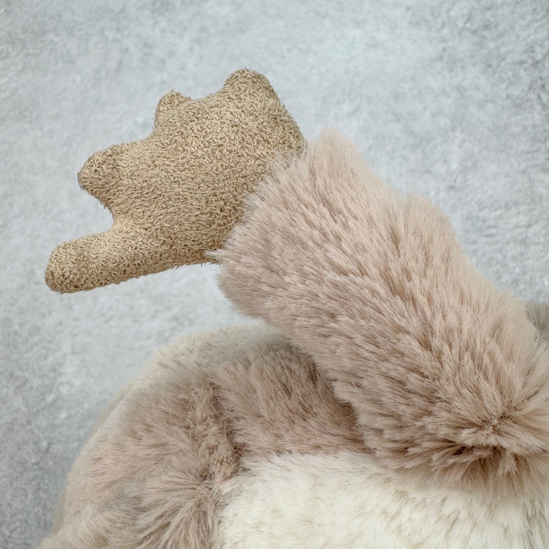 图片[7]-＃原单 Jellycat 玩偶 毛绒公仔 卡鲁斯夜猴 17CM 科普：Jellycat是一个英国玩具品牌，创立于1999年，由William和Thomas兄弟二人在伦敦创立。该品牌专注于设计玩偶玩具，并全情投入于最有趣、环保和独特的软玩具领域。Jellycat的产品设计丰富且有创意，其毛绒玩具以可爱的动物形象为主打，深受全球儿童的喜爱。品牌的产品线包括各种动物系列、海洋系列、蔬果美食系列、植物系列等，每个系列都有其独特的设计和故事。Jellycat的产品设计理念是打破传统动物毛绒像动物标本一样的形象，通过改变形状、手感、颜色、大小和材料，用成千上万种方式制作一只动物毛绒。品牌的设计师来自世界各地，他们的创意让产品更具多元性，同时也让品牌能够从世界各地的文化中获得设计灵感。近年来，Jellycat品牌方开始跨界合作，与野兽派、华尔道夫酒店等品牌合作推出联名产品，进一步扩大了品牌的影响力。在社交媒体上，Jellycat也日益活跃，通过小红书、Instagram、抖音和TikTok等平台与消费者互动，分享品牌故事和产品信息。Jellycat的产品价格在99元到1699元不等，绝版产品的价格在二手平台上甚至会翻几倍。尽管有消费者认为它高价低质，价格贵、品控不严格等问题频频引来吐槽，但仍有大量粉丝愿意为“治愈”买单，因为这些毛绒玩具成为他们精神上的陪伴。原装100% polyester进口聚酯纤维面料 原厂7D棉 原单环保颗粒 双吊牌加三重水洗标 原配防尘袋 吊打市面通货 注意即使同一家厂 不同的批次面料缸差是一定都有的 官网不同批次都有 经过欧盟CE安全认证 此标准0-100岁的小朋友都适用 这个缸差和造型其实经常入手玩偶的都知道 手工制品 世上每一只jell 都是独一无二的 轻微线头 轻微不对称都是很正常的 无法避免 官网都是一样 底部走线 颗粒填充物 刺绣 走线 肉眼可见的精致 原色未染色面料纱线 超级有质感-选品中心
