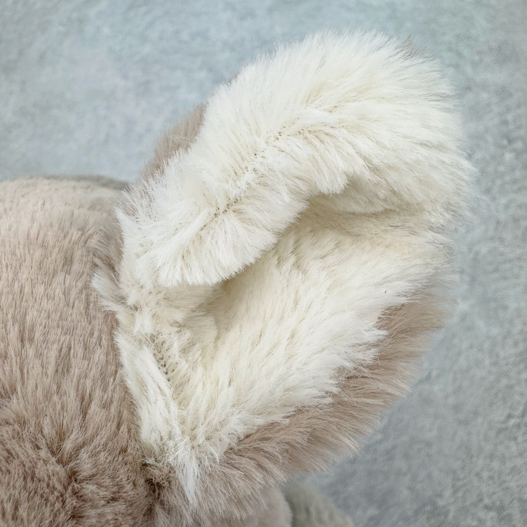 图片[6]-＃原单 Jellycat 玩偶 毛绒公仔 卡鲁斯夜猴 17CM 科普：Jellycat是一个英国玩具品牌，创立于1999年，由William和Thomas兄弟二人在伦敦创立。该品牌专注于设计玩偶玩具，并全情投入于最有趣、环保和独特的软玩具领域。Jellycat的产品设计丰富且有创意，其毛绒玩具以可爱的动物形象为主打，深受全球儿童的喜爱。品牌的产品线包括各种动物系列、海洋系列、蔬果美食系列、植物系列等，每个系列都有其独特的设计和故事。Jellycat的产品设计理念是打破传统动物毛绒像动物标本一样的形象，通过改变形状、手感、颜色、大小和材料，用成千上万种方式制作一只动物毛绒。品牌的设计师来自世界各地，他们的创意让产品更具多元性，同时也让品牌能够从世界各地的文化中获得设计灵感。近年来，Jellycat品牌方开始跨界合作，与野兽派、华尔道夫酒店等品牌合作推出联名产品，进一步扩大了品牌的影响力。在社交媒体上，Jellycat也日益活跃，通过小红书、Instagram、抖音和TikTok等平台与消费者互动，分享品牌故事和产品信息。Jellycat的产品价格在99元到1699元不等，绝版产品的价格在二手平台上甚至会翻几倍。尽管有消费者认为它高价低质，价格贵、品控不严格等问题频频引来吐槽，但仍有大量粉丝愿意为“治愈”买单，因为这些毛绒玩具成为他们精神上的陪伴。原装100% polyester进口聚酯纤维面料 原厂7D棉 原单环保颗粒 双吊牌加三重水洗标 原配防尘袋 吊打市面通货 注意即使同一家厂 不同的批次面料缸差是一定都有的 官网不同批次都有 经过欧盟CE安全认证 此标准0-100岁的小朋友都适用 这个缸差和造型其实经常入手玩偶的都知道 手工制品 世上每一只jell 都是独一无二的 轻微线头 轻微不对称都是很正常的 无法避免 官网都是一样 底部走线 颗粒填充物 刺绣 走线 肉眼可见的精致 原色未染色面料纱线 超级有质感-选品中心