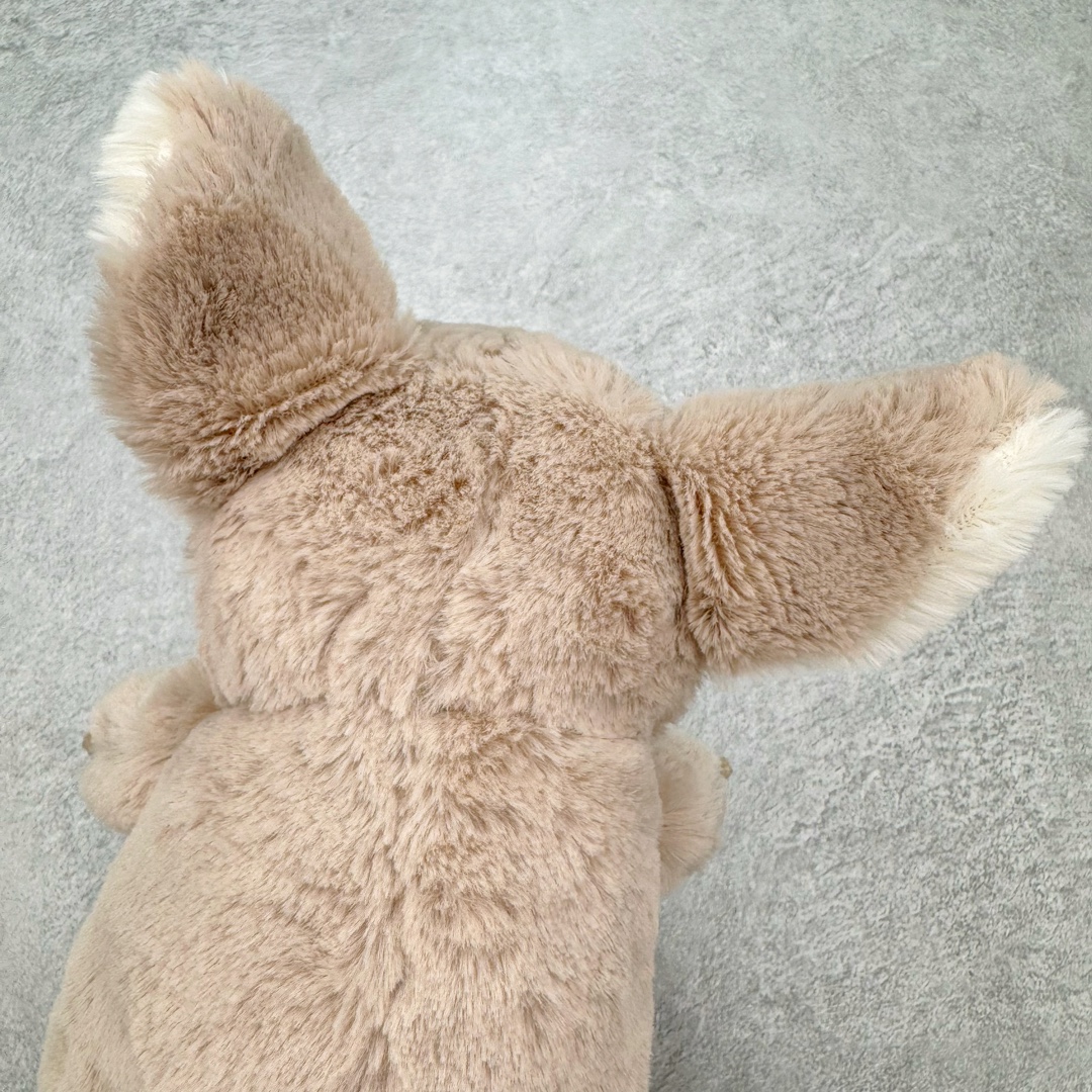 图片[3]-＃原单 Jellycat 玩偶 毛绒公仔 卡鲁斯夜猴 17CM 科普：Jellycat是一个英国玩具品牌，创立于1999年，由William和Thomas兄弟二人在伦敦创立。该品牌专注于设计玩偶玩具，并全情投入于最有趣、环保和独特的软玩具领域。Jellycat的产品设计丰富且有创意，其毛绒玩具以可爱的动物形象为主打，深受全球儿童的喜爱。品牌的产品线包括各种动物系列、海洋系列、蔬果美食系列、植物系列等，每个系列都有其独特的设计和故事。Jellycat的产品设计理念是打破传统动物毛绒像动物标本一样的形象，通过改变形状、手感、颜色、大小和材料，用成千上万种方式制作一只动物毛绒。品牌的设计师来自世界各地，他们的创意让产品更具多元性，同时也让品牌能够从世界各地的文化中获得设计灵感。近年来，Jellycat品牌方开始跨界合作，与野兽派、华尔道夫酒店等品牌合作推出联名产品，进一步扩大了品牌的影响力。在社交媒体上，Jellycat也日益活跃，通过小红书、Instagram、抖音和TikTok等平台与消费者互动，分享品牌故事和产品信息。Jellycat的产品价格在99元到1699元不等，绝版产品的价格在二手平台上甚至会翻几倍。尽管有消费者认为它高价低质，价格贵、品控不严格等问题频频引来吐槽，但仍有大量粉丝愿意为“治愈”买单，因为这些毛绒玩具成为他们精神上的陪伴。原装100% polyester进口聚酯纤维面料 原厂7D棉 原单环保颗粒 双吊牌加三重水洗标 原配防尘袋 吊打市面通货 注意即使同一家厂 不同的批次面料缸差是一定都有的 官网不同批次都有 经过欧盟CE安全认证 此标准0-100岁的小朋友都适用 这个缸差和造型其实经常入手玩偶的都知道 手工制品 世上每一只jell 都是独一无二的 轻微线头 轻微不对称都是很正常的 无法避免 官网都是一样 底部走线 颗粒填充物 刺绣 走线 肉眼可见的精致 原色未染色面料纱线 超级有质感-选品中心