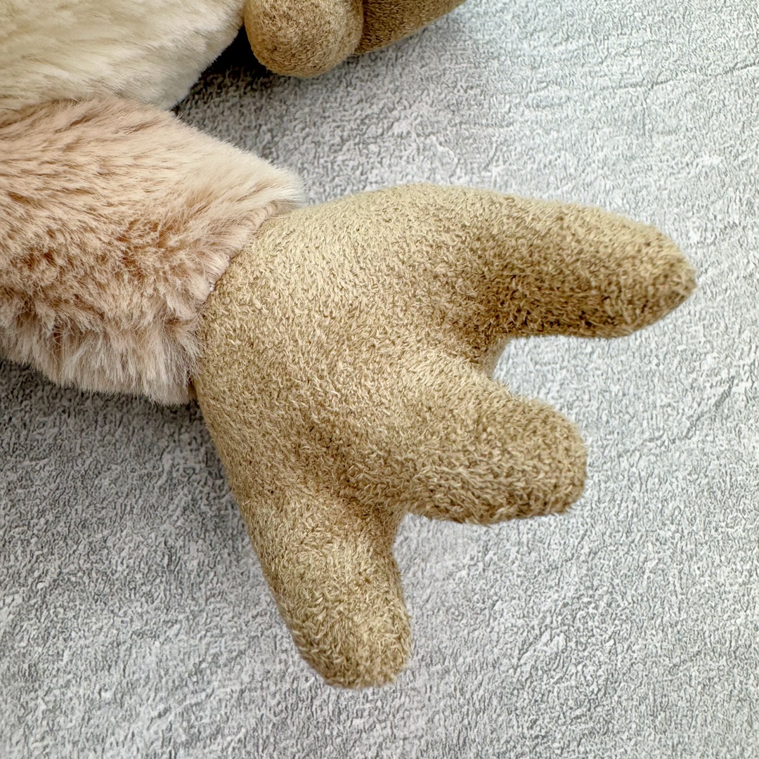 图片[9]-＃原单 Jellycat 玩偶 毛绒公仔 卡鲁斯夜猴 17CM 科普：Jellycat是一个英国玩具品牌，创立于1999年，由William和Thomas兄弟二人在伦敦创立。该品牌专注于设计玩偶玩具，并全情投入于最有趣、环保和独特的软玩具领域。Jellycat的产品设计丰富且有创意，其毛绒玩具以可爱的动物形象为主打，深受全球儿童的喜爱。品牌的产品线包括各种动物系列、海洋系列、蔬果美食系列、植物系列等，每个系列都有其独特的设计和故事。Jellycat的产品设计理念是打破传统动物毛绒像动物标本一样的形象，通过改变形状、手感、颜色、大小和材料，用成千上万种方式制作一只动物毛绒。品牌的设计师来自世界各地，他们的创意让产品更具多元性，同时也让品牌能够从世界各地的文化中获得设计灵感。近年来，Jellycat品牌方开始跨界合作，与野兽派、华尔道夫酒店等品牌合作推出联名产品，进一步扩大了品牌的影响力。在社交媒体上，Jellycat也日益活跃，通过小红书、Instagram、抖音和TikTok等平台与消费者互动，分享品牌故事和产品信息。Jellycat的产品价格在99元到1699元不等，绝版产品的价格在二手平台上甚至会翻几倍。尽管有消费者认为它高价低质，价格贵、品控不严格等问题频频引来吐槽，但仍有大量粉丝愿意为“治愈”买单，因为这些毛绒玩具成为他们精神上的陪伴。原装100% polyester进口聚酯纤维面料 原厂7D棉 原单环保颗粒 双吊牌加三重水洗标 原配防尘袋 吊打市面通货 注意即使同一家厂 不同的批次面料缸差是一定都有的 官网不同批次都有 经过欧盟CE安全认证 此标准0-100岁的小朋友都适用 这个缸差和造型其实经常入手玩偶的都知道 手工制品 世上每一只jell 都是独一无二的 轻微线头 轻微不对称都是很正常的 无法避免 官网都是一样 底部走线 颗粒填充物 刺绣 走线 肉眼可见的精致 原色未染色面料纱线 超级有质感-选品中心