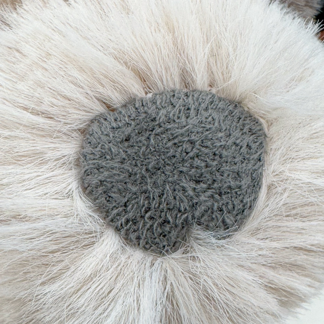 图片[11]-＃原单 Jellycat 玩偶 毛绒公仔 卡鲁斯夜猴 17CM 科普：Jellycat是一个英国玩具品牌，创立于1999年，由William和Thomas兄弟二人在伦敦创立。该品牌专注于设计玩偶玩具，并全情投入于最有趣、环保和独特的软玩具领域。Jellycat的产品设计丰富且有创意，其毛绒玩具以可爱的动物形象为主打，深受全球儿童的喜爱。品牌的产品线包括各种动物系列、海洋系列、蔬果美食系列、植物系列等，每个系列都有其独特的设计和故事。Jellycat的产品设计理念是打破传统动物毛绒像动物标本一样的形象，通过改变形状、手感、颜色、大小和材料，用成千上万种方式制作一只动物毛绒。品牌的设计师来自世界各地，他们的创意让产品更具多元性，同时也让品牌能够从世界各地的文化中获得设计灵感。近年来，Jellycat品牌方开始跨界合作，与野兽派、华尔道夫酒店等品牌合作推出联名产品，进一步扩大了品牌的影响力。在社交媒体上，Jellycat也日益活跃，通过小红书、Instagram、抖音和TikTok等平台与消费者互动，分享品牌故事和产品信息。Jellycat的产品价格在99元到1699元不等，绝版产品的价格在二手平台上甚至会翻几倍。尽管有消费者认为它高价低质，价格贵、品控不严格等问题频频引来吐槽，但仍有大量粉丝愿意为“治愈”买单，因为这些毛绒玩具成为他们精神上的陪伴。原装100% polyester进口聚酯纤维面料 原厂7D棉 原单环保颗粒 双吊牌加三重水洗标 原配防尘袋 吊打市面通货 注意即使同一家厂 不同的批次面料缸差是一定都有的 官网不同批次都有 经过欧盟CE安全认证 此标准0-100岁的小朋友都适用 这个缸差和造型其实经常入手玩偶的都知道 手工制品 世上每一只jell 都是独一无二的 轻微线头 轻微不对称都是很正常的 无法避免 官网都是一样 底部走线 颗粒填充物 刺绣 走线 肉眼可见的精致 原色未染色面料纱线 超级有质感-选品中心