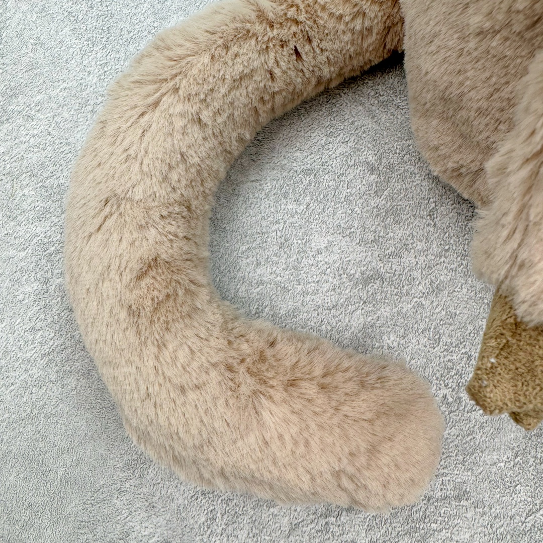 图片[10]-＃原单 Jellycat 玩偶 毛绒公仔 卡鲁斯夜猴 17CM 科普：Jellycat是一个英国玩具品牌，创立于1999年，由William和Thomas兄弟二人在伦敦创立。该品牌专注于设计玩偶玩具，并全情投入于最有趣、环保和独特的软玩具领域。Jellycat的产品设计丰富且有创意，其毛绒玩具以可爱的动物形象为主打，深受全球儿童的喜爱。品牌的产品线包括各种动物系列、海洋系列、蔬果美食系列、植物系列等，每个系列都有其独特的设计和故事。Jellycat的产品设计理念是打破传统动物毛绒像动物标本一样的形象，通过改变形状、手感、颜色、大小和材料，用成千上万种方式制作一只动物毛绒。品牌的设计师来自世界各地，他们的创意让产品更具多元性，同时也让品牌能够从世界各地的文化中获得设计灵感。近年来，Jellycat品牌方开始跨界合作，与野兽派、华尔道夫酒店等品牌合作推出联名产品，进一步扩大了品牌的影响力。在社交媒体上，Jellycat也日益活跃，通过小红书、Instagram、抖音和TikTok等平台与消费者互动，分享品牌故事和产品信息。Jellycat的产品价格在99元到1699元不等，绝版产品的价格在二手平台上甚至会翻几倍。尽管有消费者认为它高价低质，价格贵、品控不严格等问题频频引来吐槽，但仍有大量粉丝愿意为“治愈”买单，因为这些毛绒玩具成为他们精神上的陪伴。原装100% polyester进口聚酯纤维面料 原厂7D棉 原单环保颗粒 双吊牌加三重水洗标 原配防尘袋 吊打市面通货 注意即使同一家厂 不同的批次面料缸差是一定都有的 官网不同批次都有 经过欧盟CE安全认证 此标准0-100岁的小朋友都适用 这个缸差和造型其实经常入手玩偶的都知道 手工制品 世上每一只jell 都是独一无二的 轻微线头 轻微不对称都是很正常的 无法避免 官网都是一样 底部走线 颗粒填充物 刺绣 走线 肉眼可见的精致 原色未染色面料纱线 超级有质感-选品中心