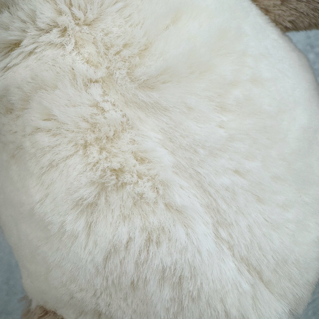 图片[8]-＃原单 Jellycat 玩偶 毛绒公仔 卡鲁斯夜猴 17CM 科普：Jellycat是一个英国玩具品牌，创立于1999年，由William和Thomas兄弟二人在伦敦创立。该品牌专注于设计玩偶玩具，并全情投入于最有趣、环保和独特的软玩具领域。Jellycat的产品设计丰富且有创意，其毛绒玩具以可爱的动物形象为主打，深受全球儿童的喜爱。品牌的产品线包括各种动物系列、海洋系列、蔬果美食系列、植物系列等，每个系列都有其独特的设计和故事。Jellycat的产品设计理念是打破传统动物毛绒像动物标本一样的形象，通过改变形状、手感、颜色、大小和材料，用成千上万种方式制作一只动物毛绒。品牌的设计师来自世界各地，他们的创意让产品更具多元性，同时也让品牌能够从世界各地的文化中获得设计灵感。近年来，Jellycat品牌方开始跨界合作，与野兽派、华尔道夫酒店等品牌合作推出联名产品，进一步扩大了品牌的影响力。在社交媒体上，Jellycat也日益活跃，通过小红书、Instagram、抖音和TikTok等平台与消费者互动，分享品牌故事和产品信息。Jellycat的产品价格在99元到1699元不等，绝版产品的价格在二手平台上甚至会翻几倍。尽管有消费者认为它高价低质，价格贵、品控不严格等问题频频引来吐槽，但仍有大量粉丝愿意为“治愈”买单，因为这些毛绒玩具成为他们精神上的陪伴。原装100% polyester进口聚酯纤维面料 原厂7D棉 原单环保颗粒 双吊牌加三重水洗标 原配防尘袋 吊打市面通货 注意即使同一家厂 不同的批次面料缸差是一定都有的 官网不同批次都有 经过欧盟CE安全认证 此标准0-100岁的小朋友都适用 这个缸差和造型其实经常入手玩偶的都知道 手工制品 世上每一只jell 都是独一无二的 轻微线头 轻微不对称都是很正常的 无法避免 官网都是一样 底部走线 颗粒填充物 刺绣 走线 肉眼可见的精致 原色未染色面料纱线 超级有质感-选品中心