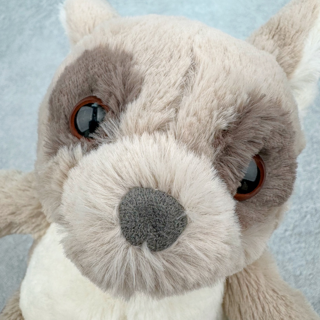 图片[4]-＃原单 Jellycat 玩偶 毛绒公仔 卡鲁斯夜猴 17CM 科普：Jellycat是一个英国玩具品牌，创立于1999年，由William和Thomas兄弟二人在伦敦创立。该品牌专注于设计玩偶玩具，并全情投入于最有趣、环保和独特的软玩具领域。Jellycat的产品设计丰富且有创意，其毛绒玩具以可爱的动物形象为主打，深受全球儿童的喜爱。品牌的产品线包括各种动物系列、海洋系列、蔬果美食系列、植物系列等，每个系列都有其独特的设计和故事。Jellycat的产品设计理念是打破传统动物毛绒像动物标本一样的形象，通过改变形状、手感、颜色、大小和材料，用成千上万种方式制作一只动物毛绒。品牌的设计师来自世界各地，他们的创意让产品更具多元性，同时也让品牌能够从世界各地的文化中获得设计灵感。近年来，Jellycat品牌方开始跨界合作，与野兽派、华尔道夫酒店等品牌合作推出联名产品，进一步扩大了品牌的影响力。在社交媒体上，Jellycat也日益活跃，通过小红书、Instagram、抖音和TikTok等平台与消费者互动，分享品牌故事和产品信息。Jellycat的产品价格在99元到1699元不等，绝版产品的价格在二手平台上甚至会翻几倍。尽管有消费者认为它高价低质，价格贵、品控不严格等问题频频引来吐槽，但仍有大量粉丝愿意为“治愈”买单，因为这些毛绒玩具成为他们精神上的陪伴。原装100% polyester进口聚酯纤维面料 原厂7D棉 原单环保颗粒 双吊牌加三重水洗标 原配防尘袋 吊打市面通货 注意即使同一家厂 不同的批次面料缸差是一定都有的 官网不同批次都有 经过欧盟CE安全认证 此标准0-100岁的小朋友都适用 这个缸差和造型其实经常入手玩偶的都知道 手工制品 世上每一只jell 都是独一无二的 轻微线头 轻微不对称都是很正常的 无法避免 官网都是一样 底部走线 颗粒填充物 刺绣 走线 肉眼可见的精致 原色未染色面料纱线 超级有质感-选品中心