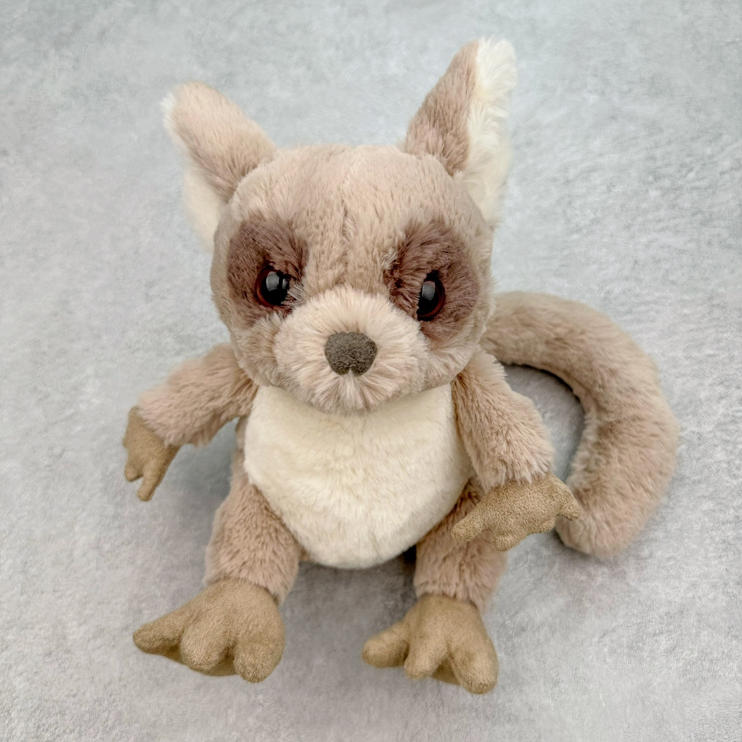 ＃原单 Jellycat 玩偶 毛绒公仔 卡鲁斯夜猴 17CM 科普：Jellycat是一个英国玩具品牌，创立于1999年，由William和Thomas兄弟二人在伦敦创立。该品牌专注于设计玩偶玩具，并全情投入于最有趣、环保和独特的软玩具领域。Jellycat的产品设计丰富且有创意，其毛绒玩具以可爱的动物形象为主打，深受全球儿童的喜爱。品牌的产品线包括各种动物系列、海洋系列、蔬果美食系列、植物系列等，每个系列都有其独特的设计和故事。Jellycat的产品设计理念是打破传统动物毛绒像动物标本一样的形象，通过改变形状、手感、颜色、大小和材料，用成千上万种方式制作一只动物毛绒。品牌的设计师来自世界各地，他们的创意让产品更具多元性，同时也让品牌能够从世界各地的文化中获得设计灵感。近年来，Jellycat品牌方开始跨界合作，与野兽派、华尔道夫酒店等品牌合作推出联名产品，进一步扩大了品牌的影响力。在社交媒体上，Jellycat也日益活跃，通过小红书、Instagram、抖音和TikTok等平台与消费者互动，分享品牌故事和产品信息。Jellycat的产品价格在99元到1699元不等，绝版产品的价格在二手平台上甚至会翻几倍。尽管有消费者认为它高价低质，价格贵、品控不严格等问题频频引来吐槽，但仍有大量粉丝愿意为“治愈”买单，因为这些毛绒玩具成为他们精神上的陪伴。原装100% polyester进口聚酯纤维面料 原厂7D棉 原单环保颗粒 双吊牌加三重水洗标 原配防尘袋 吊打市面通货 注意即使同一家厂 不同的批次面料缸差是一定都有的 官网不同批次都有 经过欧盟CE安全认证 此标准0-100岁的小朋友都适用 这个缸差和造型其实经常入手玩偶的都知道 手工制品 世上每一只jell 都是独一无二的 轻微线头 轻微不对称都是很正常的 无法避免 官网都是一样 底部走线 颗粒填充物 刺绣 走线 肉眼可见的精致 原色未染色面料纱线 超级有质感-选品中心