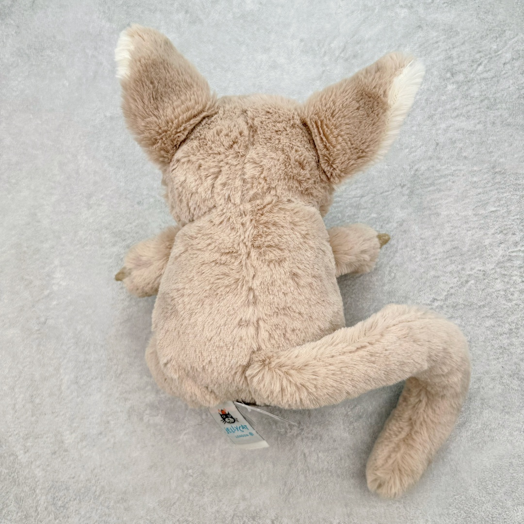 图片[2]-＃原单 Jellycat 玩偶 毛绒公仔 卡鲁斯夜猴 17CM 科普：Jellycat是一个英国玩具品牌，创立于1999年，由William和Thomas兄弟二人在伦敦创立。该品牌专注于设计玩偶玩具，并全情投入于最有趣、环保和独特的软玩具领域。Jellycat的产品设计丰富且有创意，其毛绒玩具以可爱的动物形象为主打，深受全球儿童的喜爱。品牌的产品线包括各种动物系列、海洋系列、蔬果美食系列、植物系列等，每个系列都有其独特的设计和故事。Jellycat的产品设计理念是打破传统动物毛绒像动物标本一样的形象，通过改变形状、手感、颜色、大小和材料，用成千上万种方式制作一只动物毛绒。品牌的设计师来自世界各地，他们的创意让产品更具多元性，同时也让品牌能够从世界各地的文化中获得设计灵感。近年来，Jellycat品牌方开始跨界合作，与野兽派、华尔道夫酒店等品牌合作推出联名产品，进一步扩大了品牌的影响力。在社交媒体上，Jellycat也日益活跃，通过小红书、Instagram、抖音和TikTok等平台与消费者互动，分享品牌故事和产品信息。Jellycat的产品价格在99元到1699元不等，绝版产品的价格在二手平台上甚至会翻几倍。尽管有消费者认为它高价低质，价格贵、品控不严格等问题频频引来吐槽，但仍有大量粉丝愿意为“治愈”买单，因为这些毛绒玩具成为他们精神上的陪伴。原装100% polyester进口聚酯纤维面料 原厂7D棉 原单环保颗粒 双吊牌加三重水洗标 原配防尘袋 吊打市面通货 注意即使同一家厂 不同的批次面料缸差是一定都有的 官网不同批次都有 经过欧盟CE安全认证 此标准0-100岁的小朋友都适用 这个缸差和造型其实经常入手玩偶的都知道 手工制品 世上每一只jell 都是独一无二的 轻微线头 轻微不对称都是很正常的 无法避免 官网都是一样 底部走线 颗粒填充物 刺绣 走线 肉眼可见的精致 原色未染色面料纱线 超级有质感-选品中心
