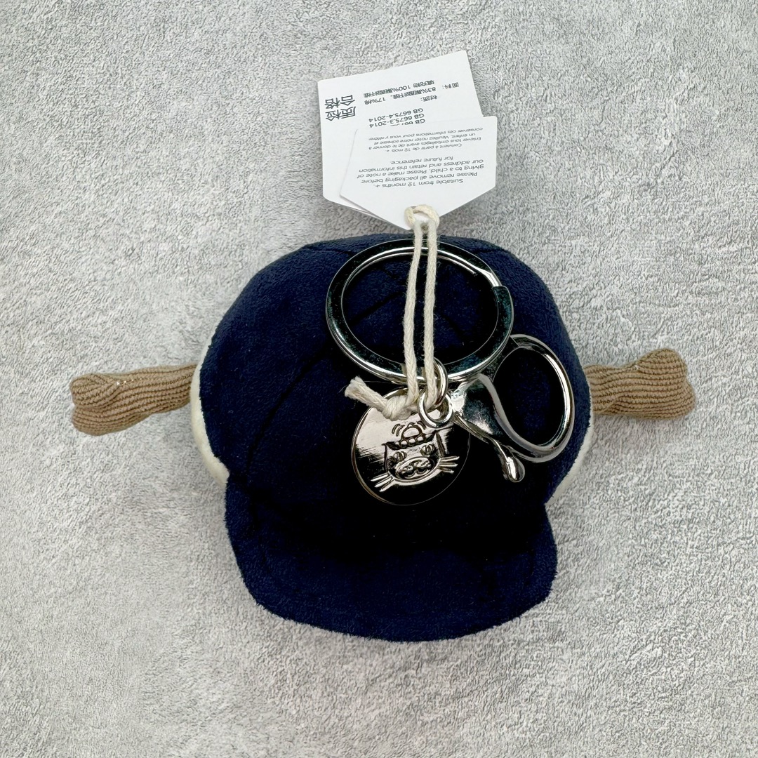 图片[11]-＃原单 Jellycat 玩偶 毛绒公仔 棒球/网球 科普：Jellycat是一个英国玩具品牌，创立于1999年，由William和Thomas兄弟二人在伦敦创立。该品牌专注于设计玩偶玩具，并全情投入于最有趣、环保和独特的软玩具领域。Jellycat的产品设计丰富且有创意，其毛绒玩具以可爱的动物形象为主打，深受全球儿童的喜爱。品牌的产品线包括各种动物系列、海洋系列、蔬果美食系列、植物系列等，每个系列都有其独特的设计和故事。Jellycat的产品设计理念是打破传统动物毛绒像动物标本一样的形象，通过改变形状、手感、颜色、大小和材料，用成千上万种方式制作一只动物毛绒。品牌的设计师来自世界各地，他们的创意让产品更具多元性，同时也让品牌能够从世界各地的文化中获得设计灵感。近年来，Jellycat品牌方开始跨界合作，与野兽派、华尔道夫酒店等品牌合作推出联名产品，进一步扩大了品牌的影响力。在社交媒体上，Jellycat也日益活跃，通过小红书、Instagram、抖音和TikTok等平台与消费者互动，分享品牌故事和产品信息。Jellycat的产品价格在99元到1699元不等，绝版产品的价格在二手平台上甚至会翻几倍。尽管有消费者认为它高价低质，价格贵、品控不严格等问题频频引来吐槽，但仍有大量粉丝愿意为“治愈”买单，因为这些毛绒玩具成为他们精神上的陪伴。原装100% polyester进口聚酯纤维面料 原厂7D棉 原单环保颗粒 双吊牌加三重水洗标 原配防尘袋 吊打市面通货 注意即使同一家厂 不同的批次面料缸差是一定都有的 官网不同批次都有 经过欧盟CE安全认证 此标准0-100岁的小朋友都适用 这个缸差和造型其实经常入手玩偶的都知道 手工制品 世上每一只jell 都是独一无二的 轻微线头 轻微不对称都是很正常的 无法避免 官网都是一样 底部走线 颗粒填充物 刺绣 走线 肉眼可见的精致 原色未染色面料纱线 超级有质感-选品中心